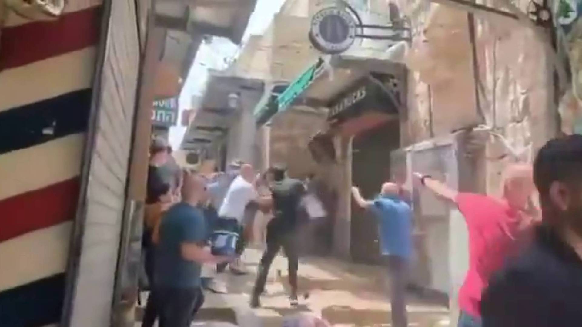اشتعال المواجهات في "حارة النصارى" بالقدس إثر اقتحام المستوطنين خلال مسيرة الأعلام