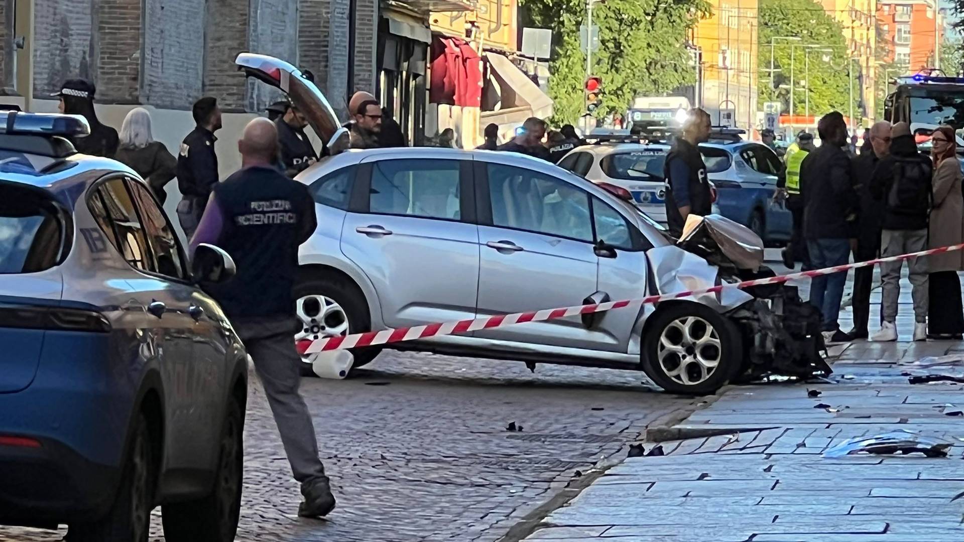 سائق يدهس مشاة في مدينة مودينا الإيطالية ويصيب ثمانية منهم بجروح