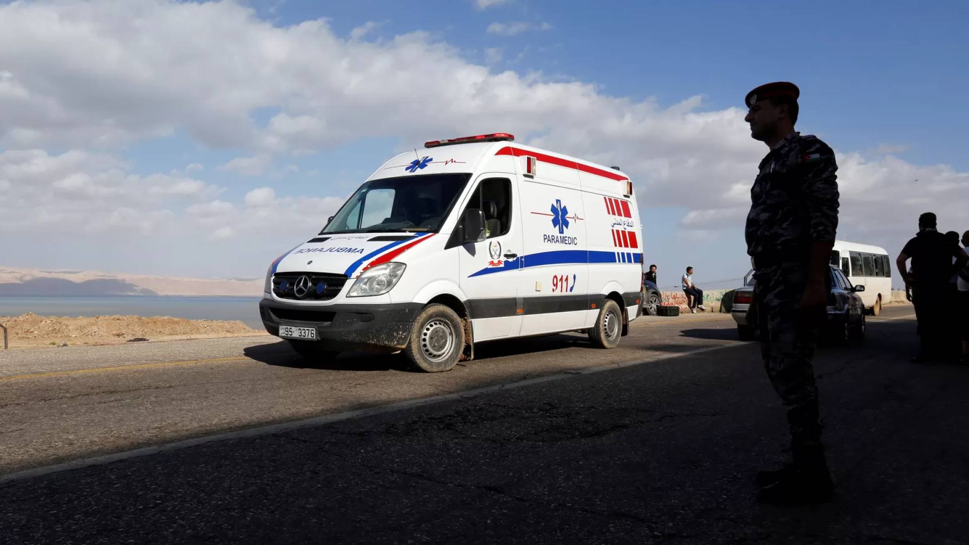 كوادر الدفاع المدني تتعامل مع حادث على الطريق الصحراوي