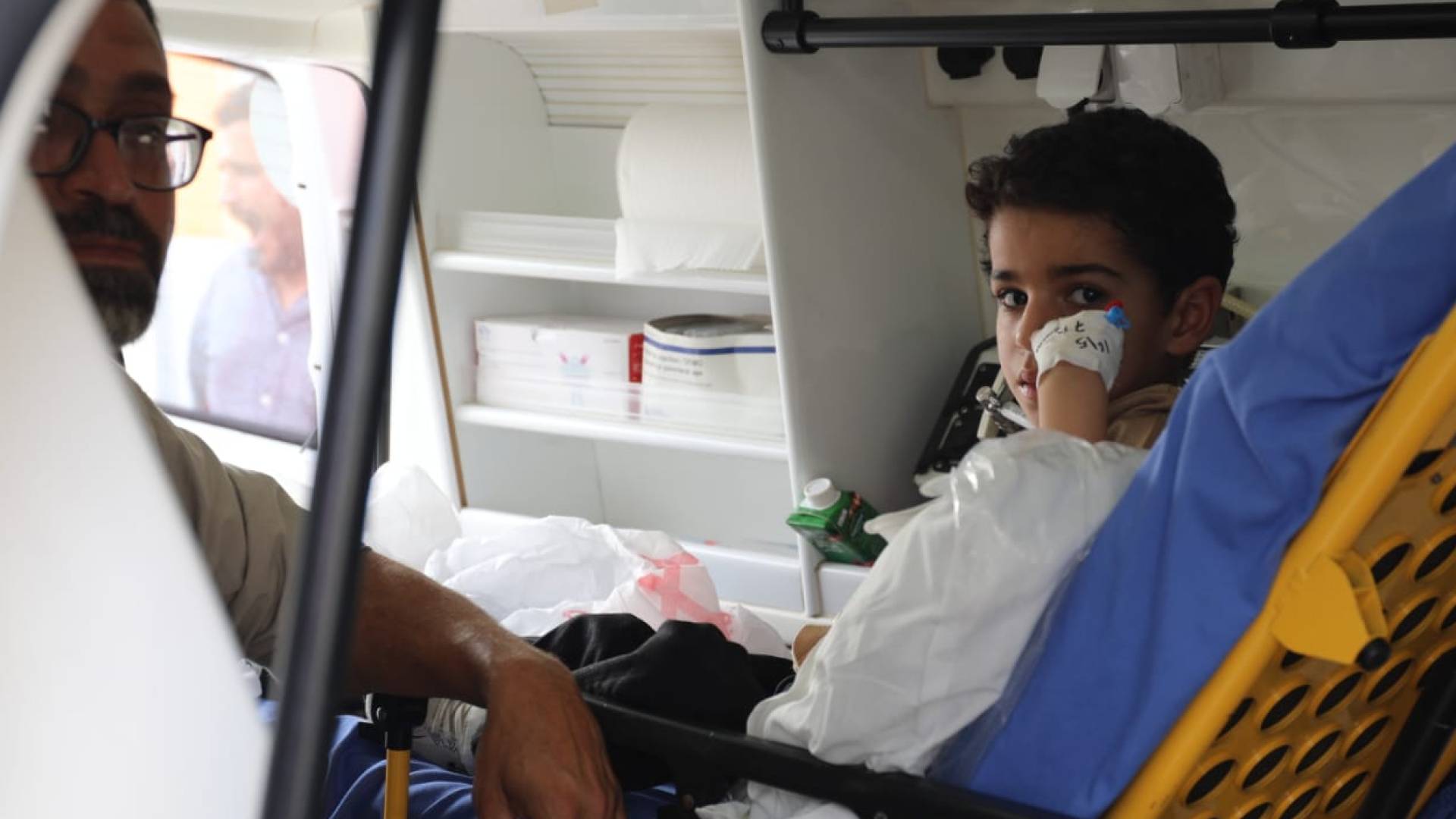 القوات المسلحة تقوم بإجلاء الدفعة (28) من أطفال غزة المرضى للعلاج في الأردن