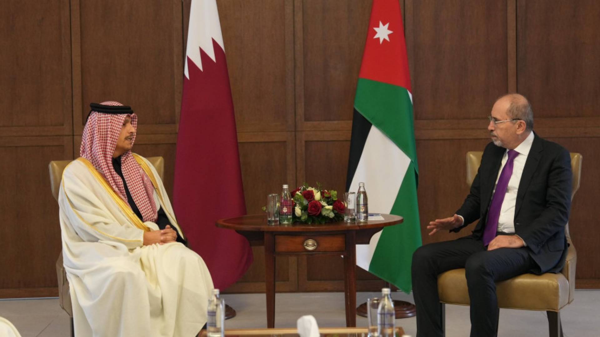 نائب رئيس الوزراء وزير الخارجية وشؤون المغتربين أيمن الصفدي ورئيس مجلس الوزراء وزير الخارجية القطري الشيخ محمد بن عبد الرحمن آل ثاني
