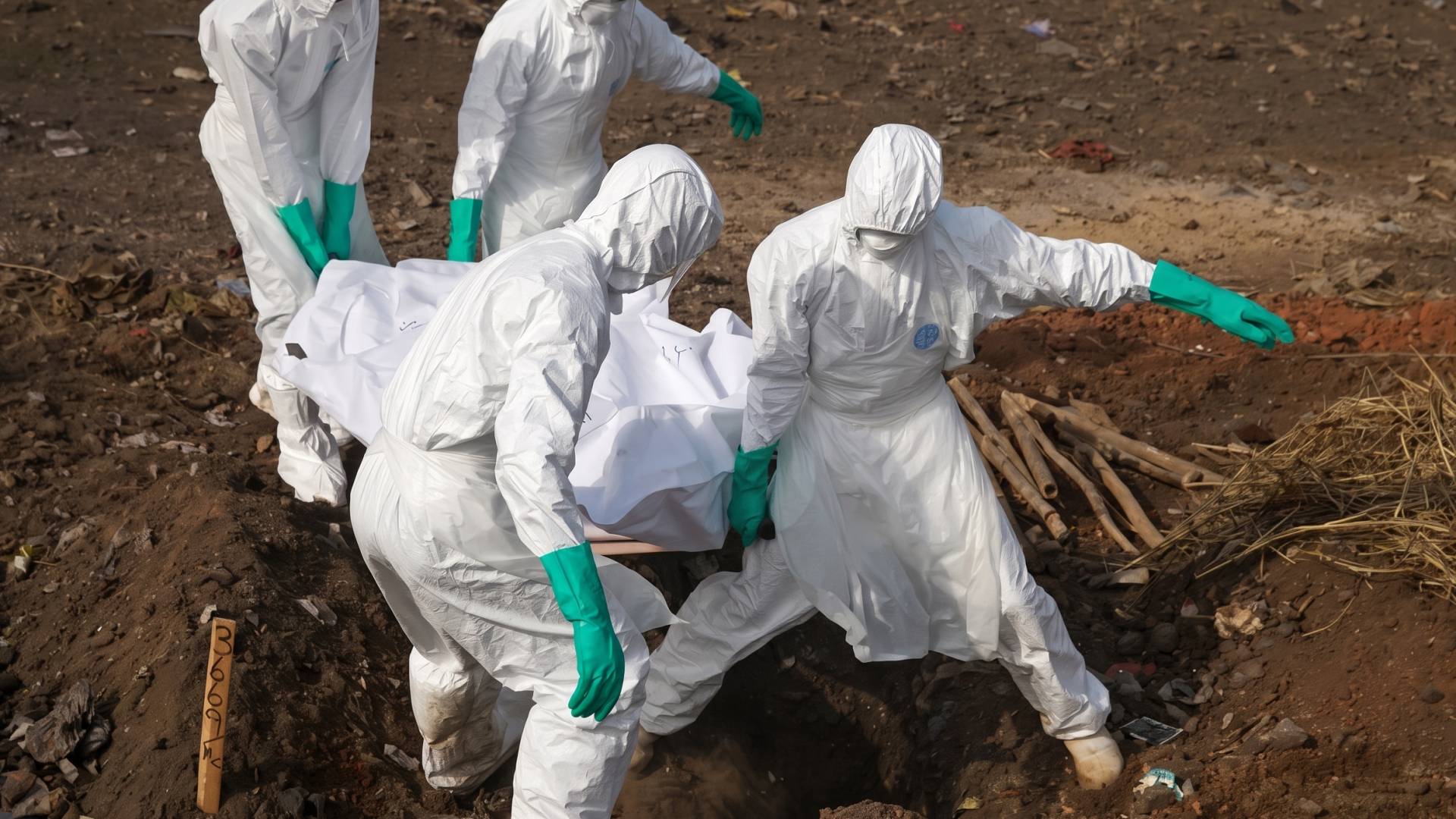 العاملون الصحيون يحملون جثة شخص يشتبه بإصابته بفيروس إيبولا
