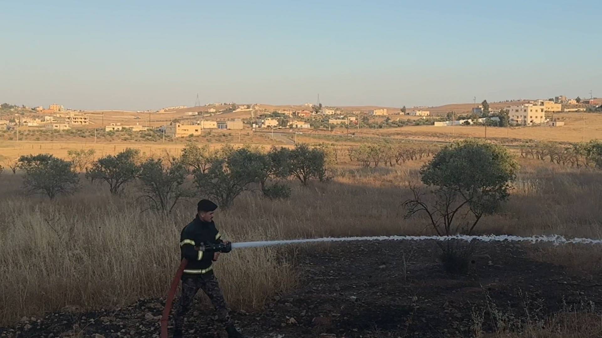 الدفاع المدني يخمد حريق أعشاب في المفرق