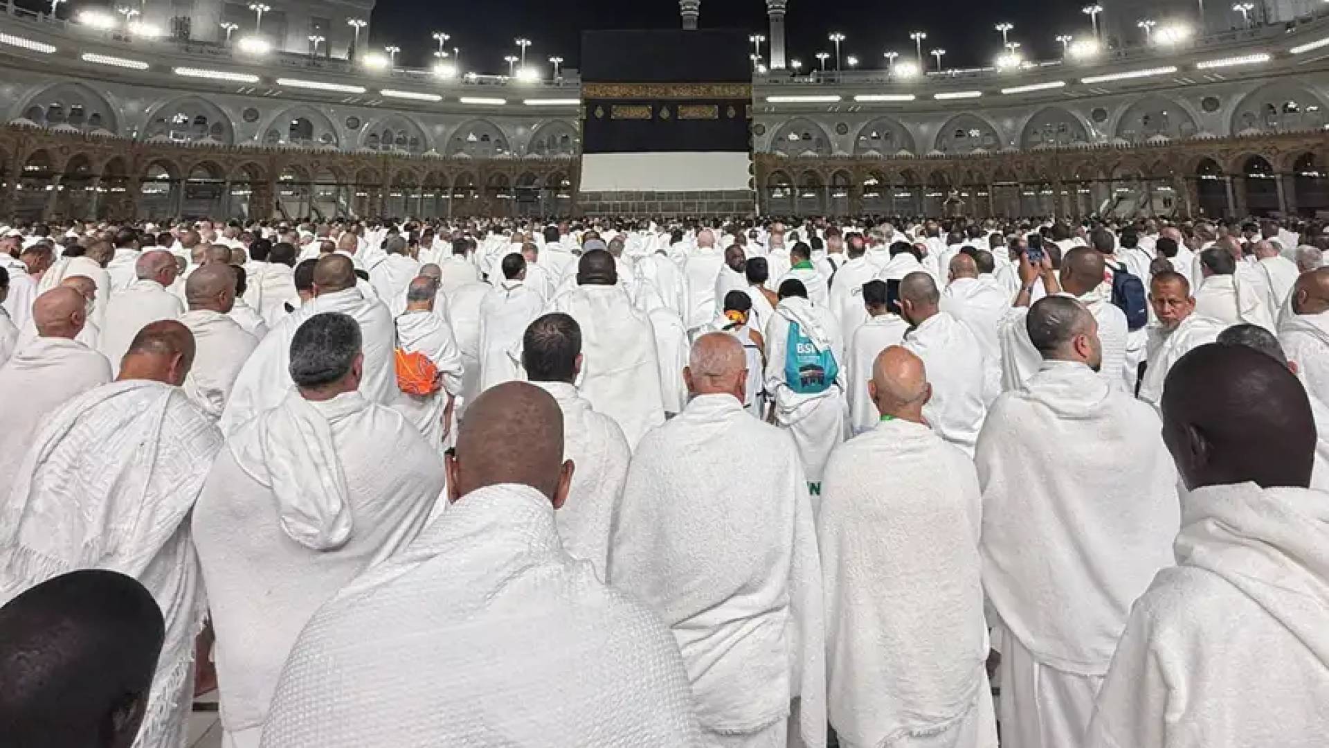 حجاج يتوجهون نحو الكعبة