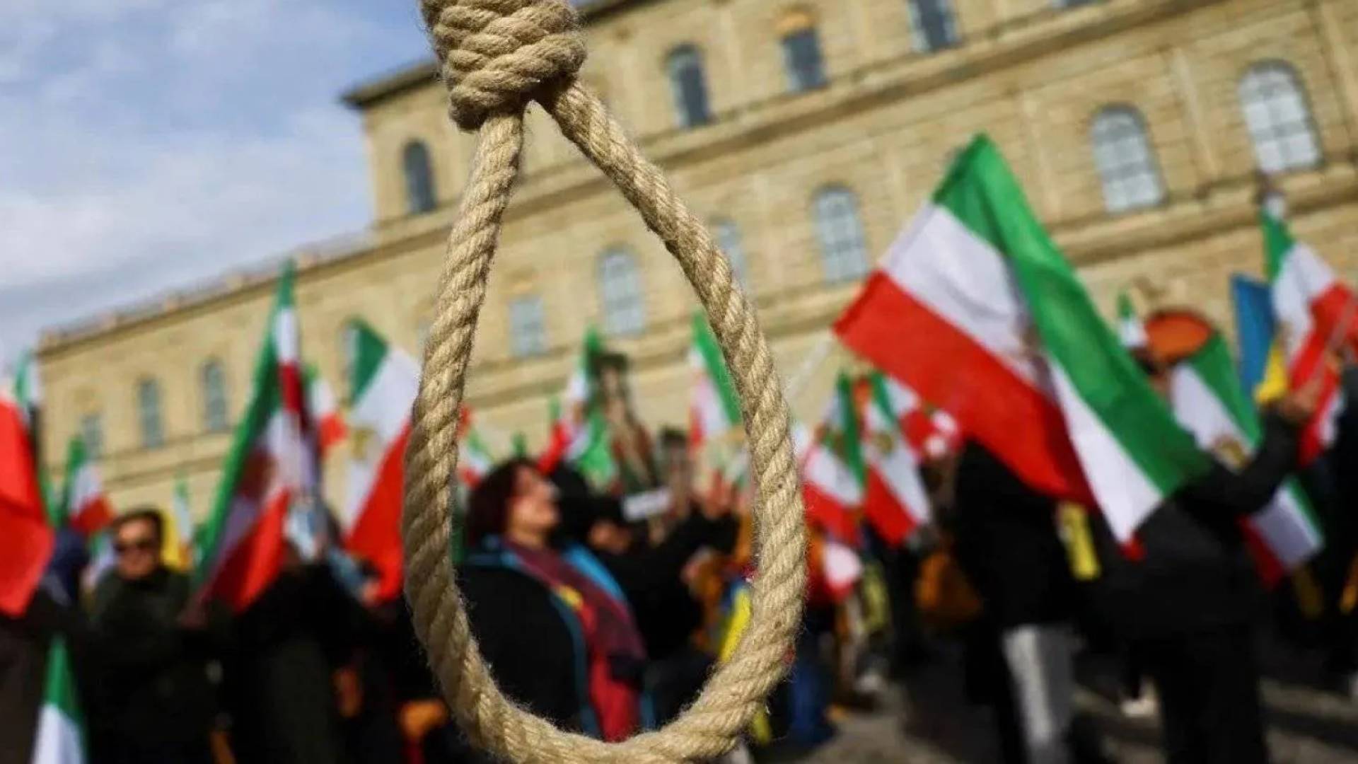 حبل المشنقة في مظاهرة إيرانية