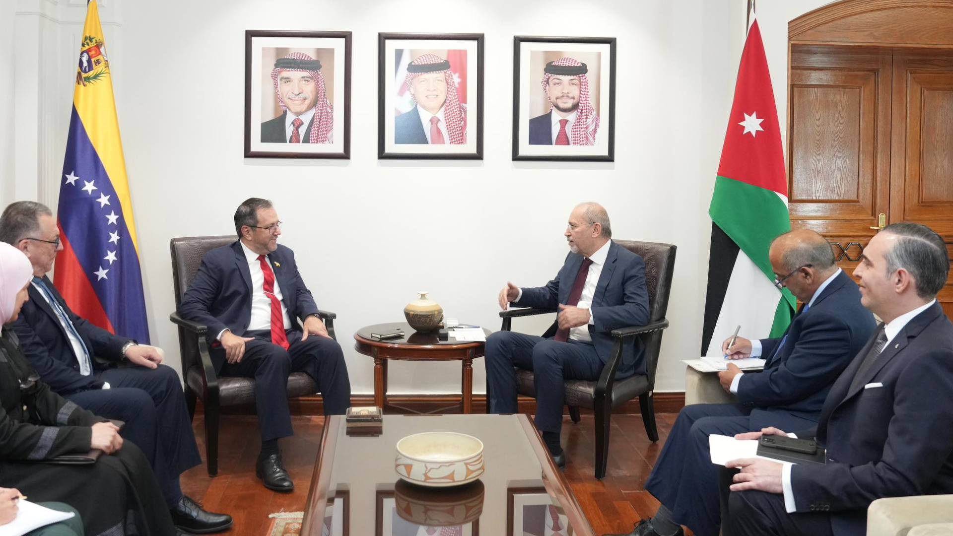 الصفدي يلتقي وزير الخارجية الفنزويلي لبحث التعاون بقطاعات الطاقة والاستثمار