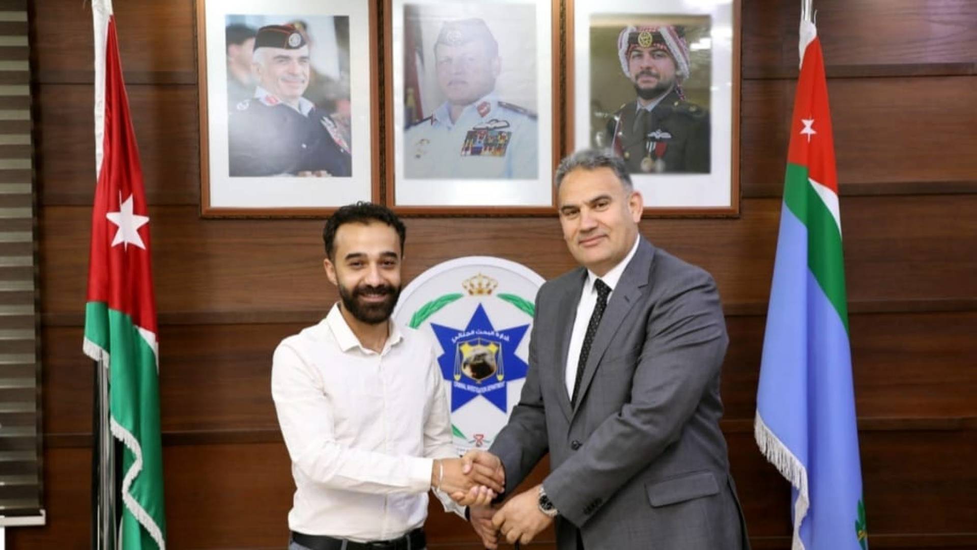 مدير البحث الجنائي مع أحد المواطنين