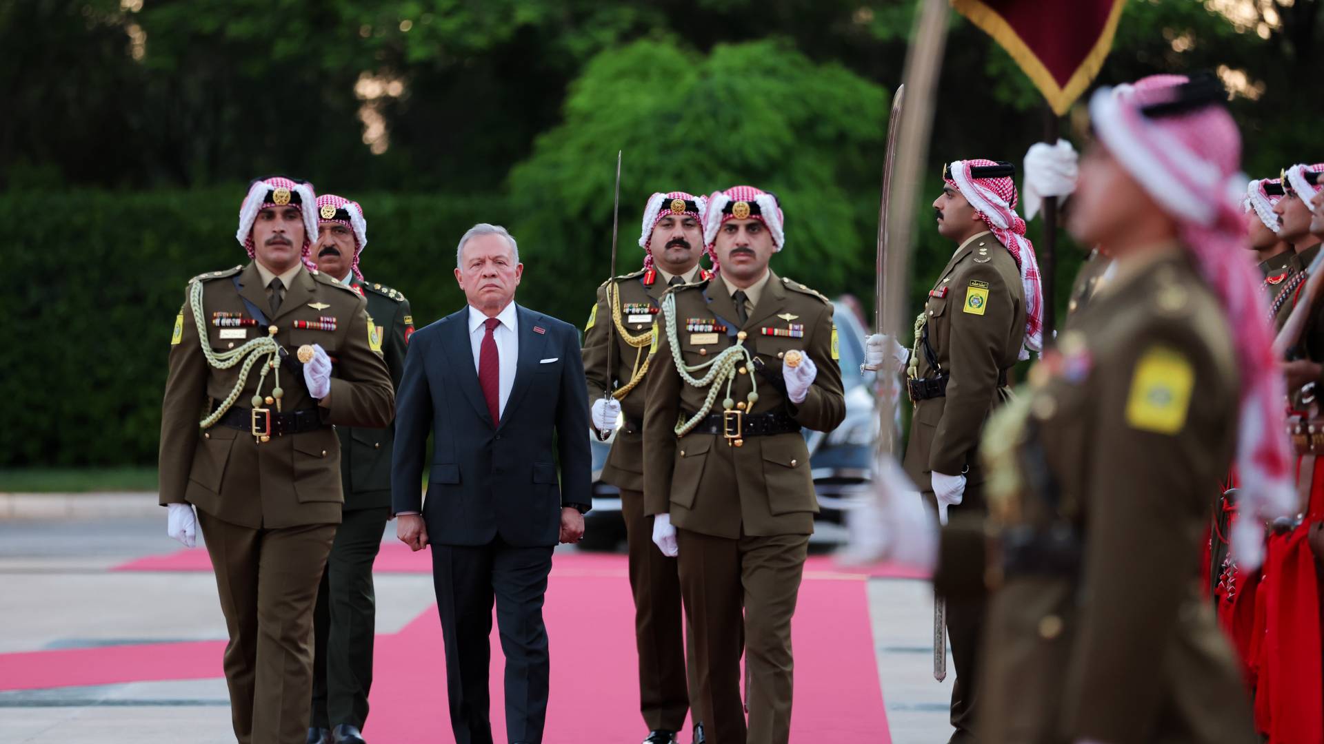 الملك يستعرض حرس الشرف لدى وصوله قصر الحسينية