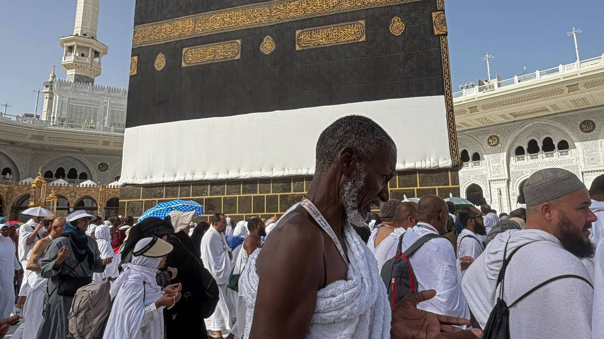خجاج يطوفون حول الكعبة