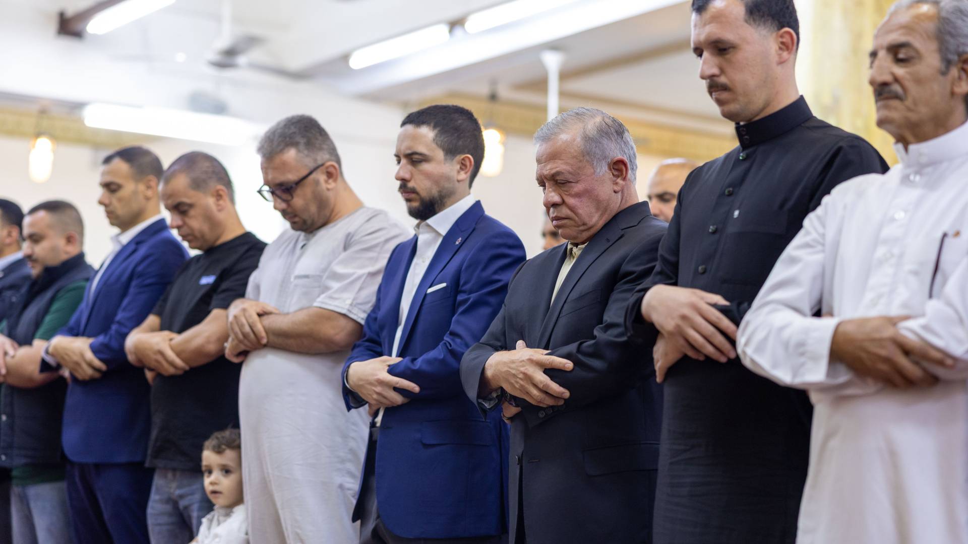 جلالة الملك عبد الله الثاني وولي العهد يؤديان صلاة العيد