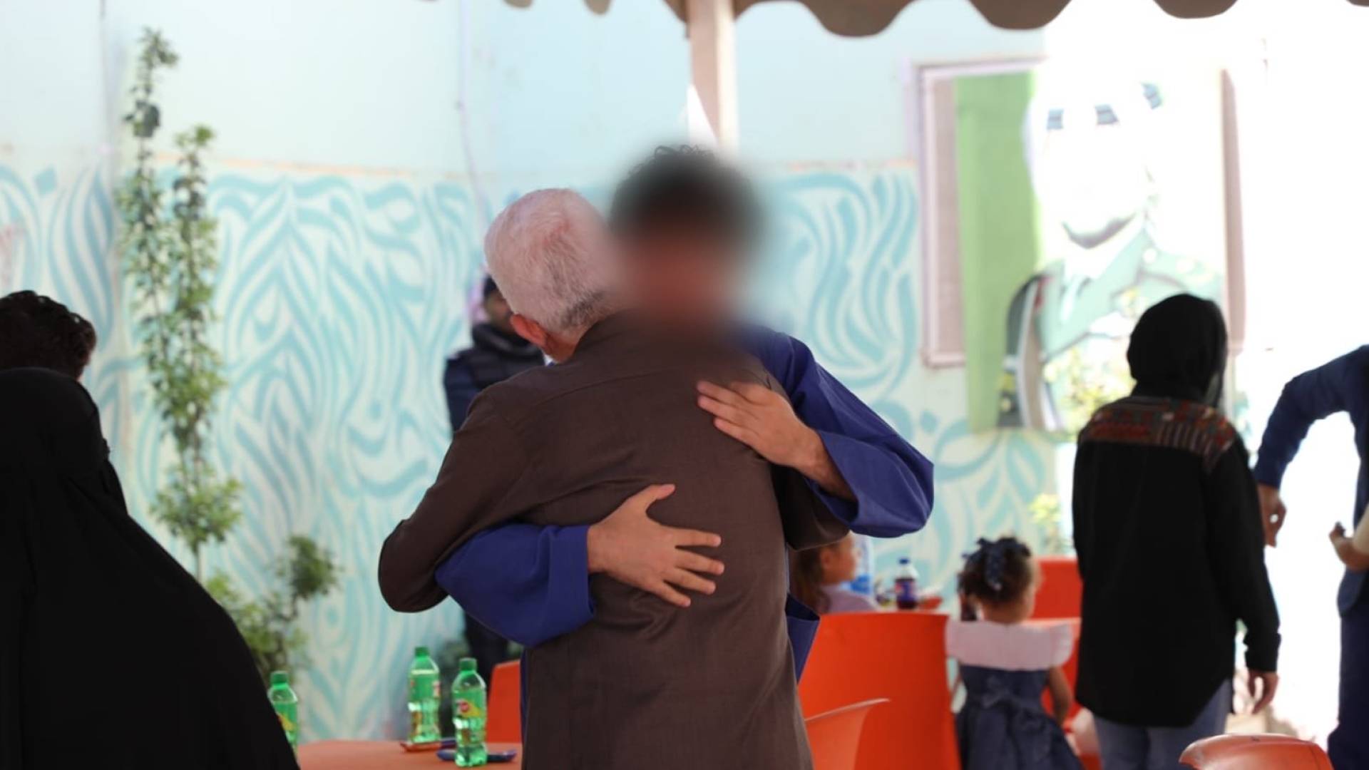 نزلاء في مراكز الإصلاح والتأهيل مع أهاليهم