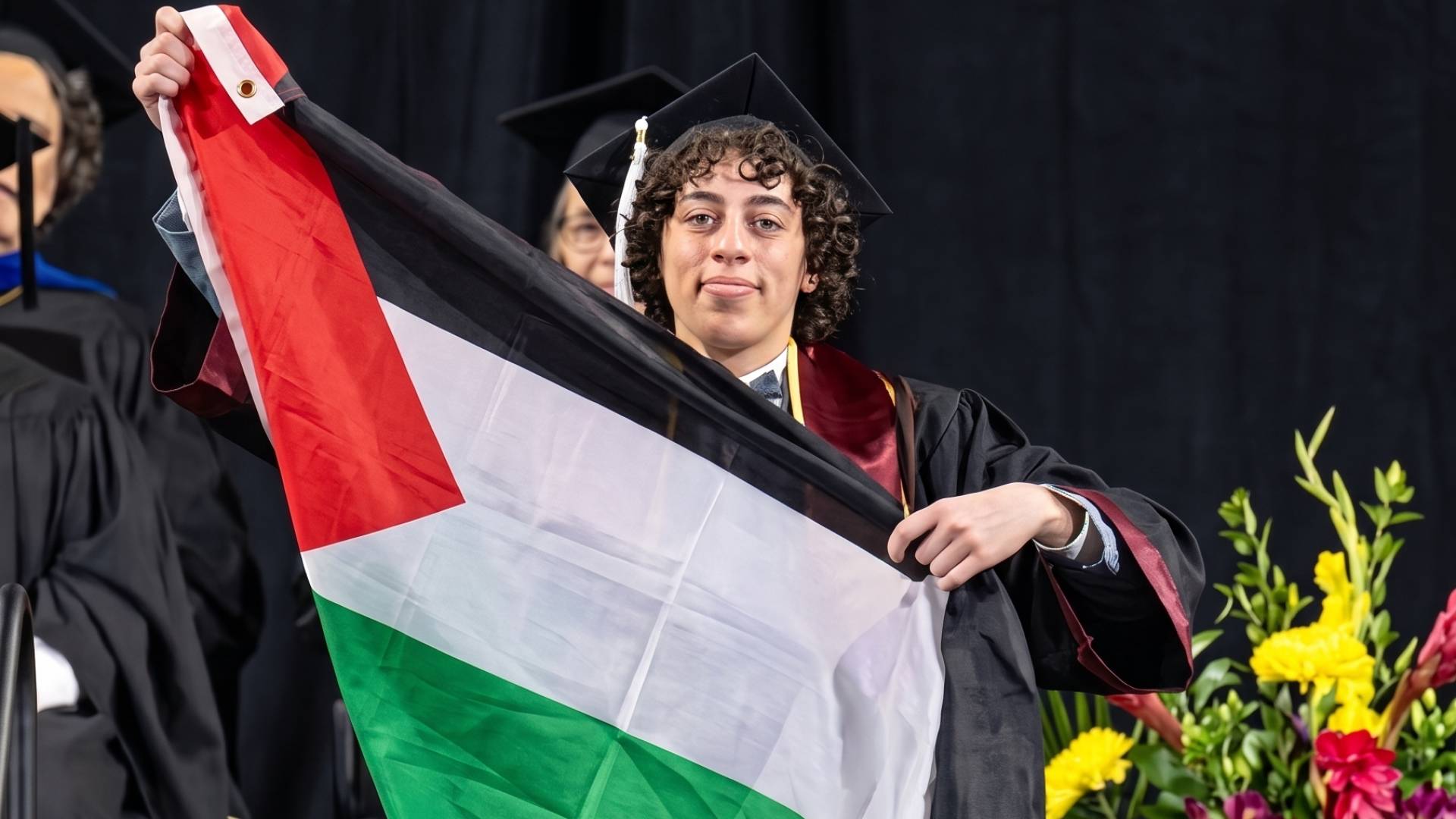 خريج في جامعة مينيسوتا يرفع علما فلسطينيا