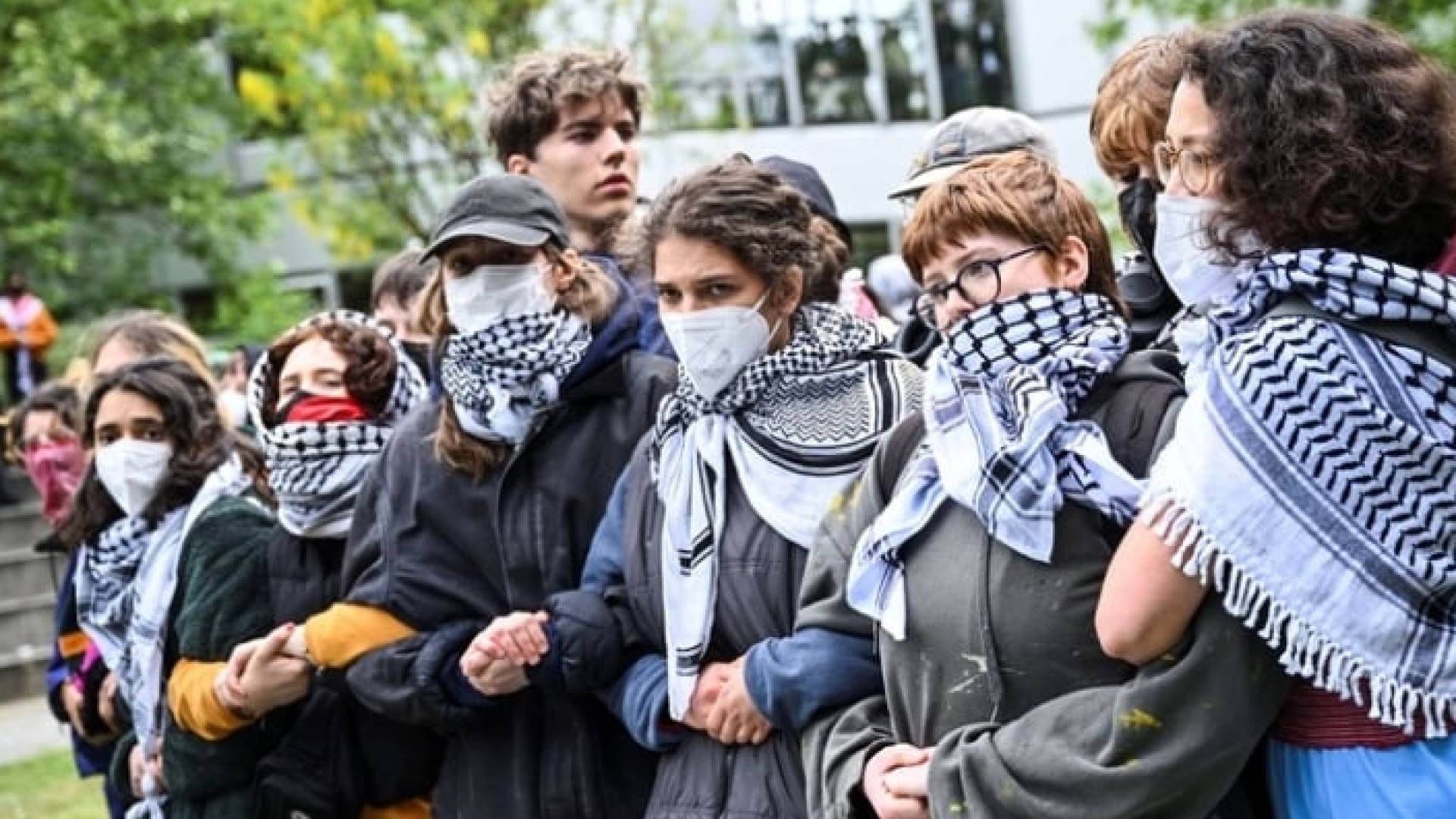 طلبة في المانيا محتجين لمقاطعة "إسرائيل"