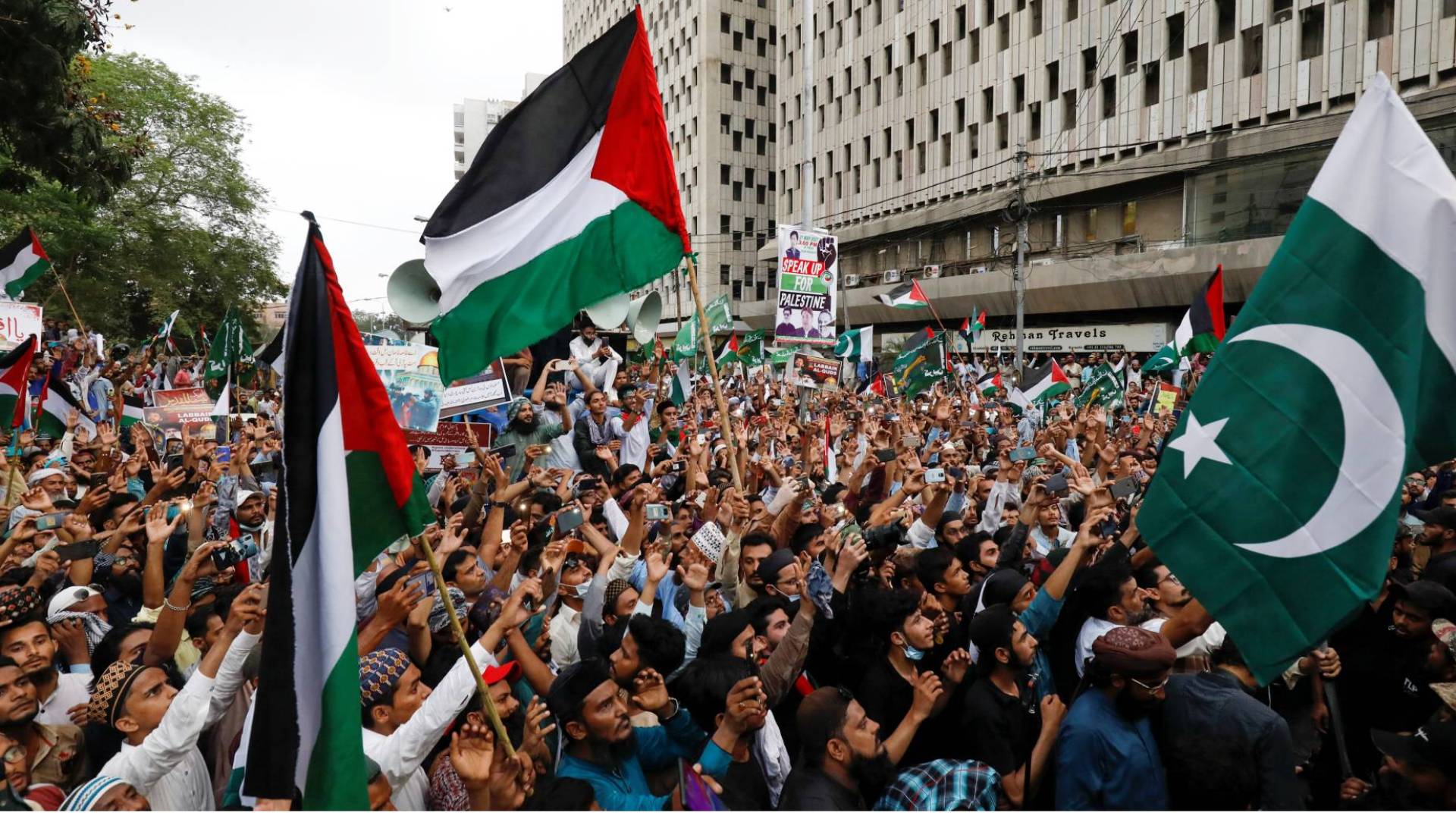 مواطنون يرفعون العلم الباكستاني والعلم الفلسطيني