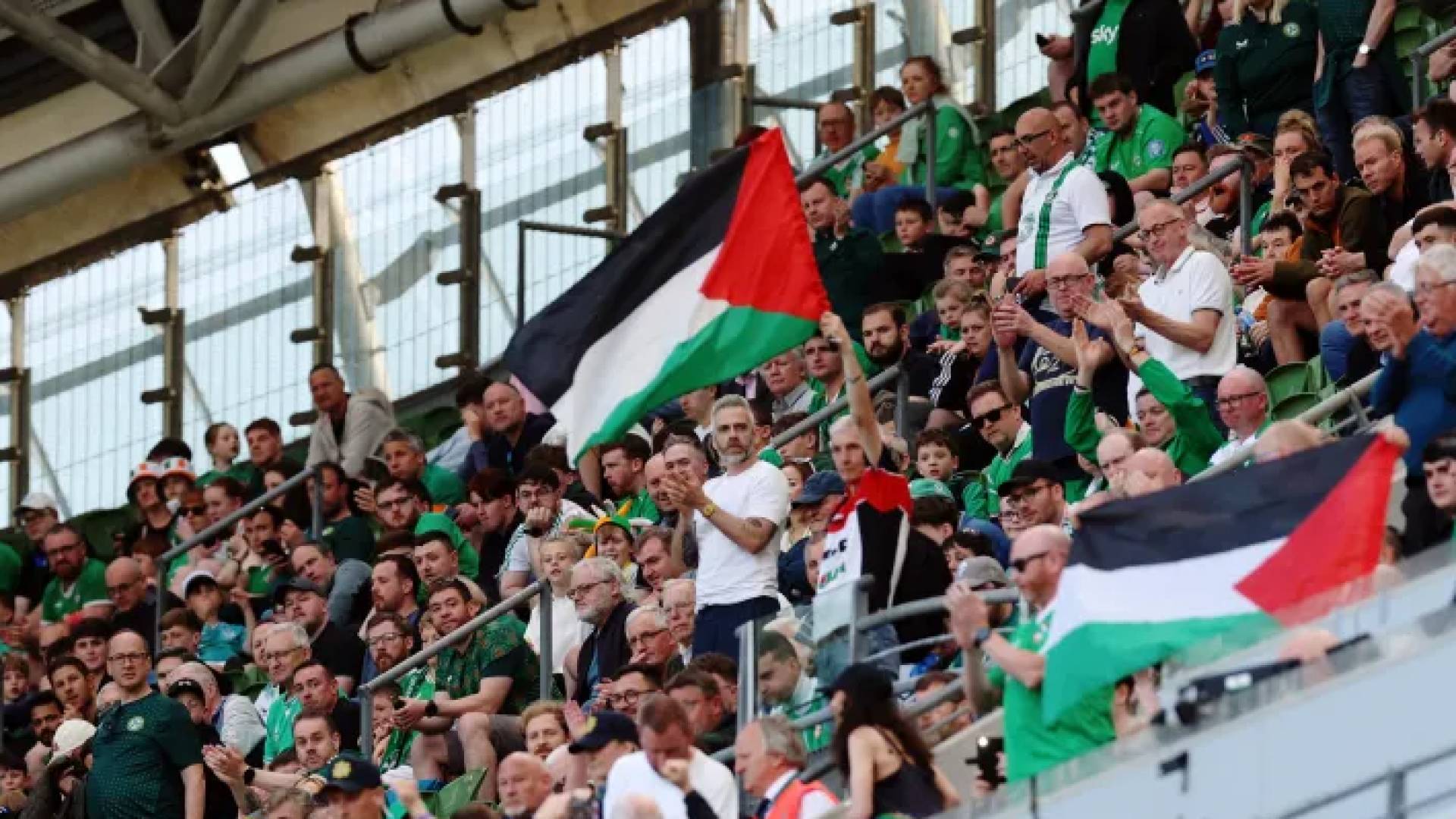 العلم الفلسطيني من مدرجات أيرلندا