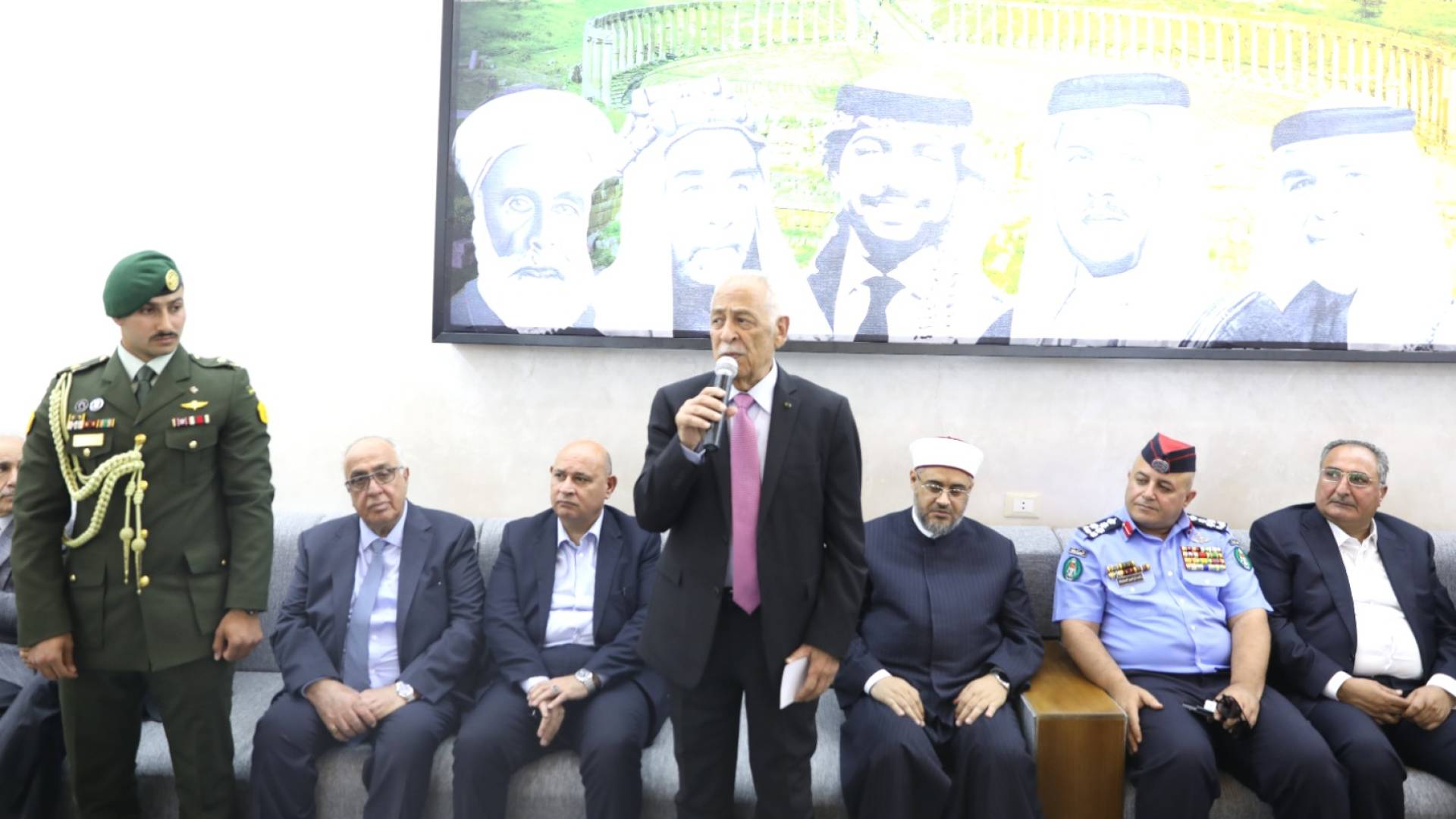 مندوبا عن الملك العيسوي يعزي عشيرتي العتوم وال ناصيف