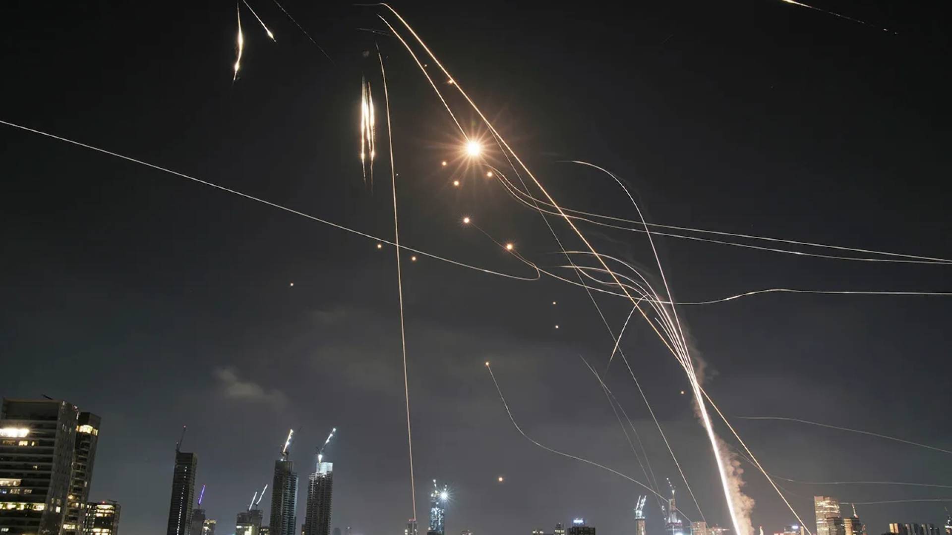 صواريخ فوق تل أبيب
