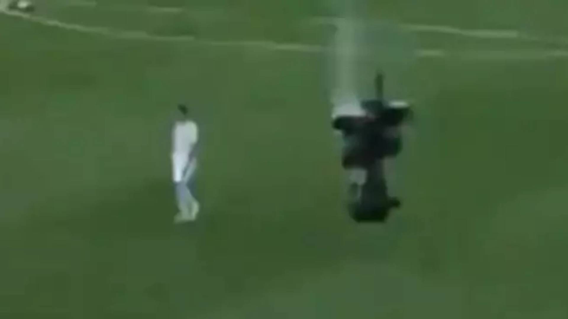 سقوط كاميرا في الملعب