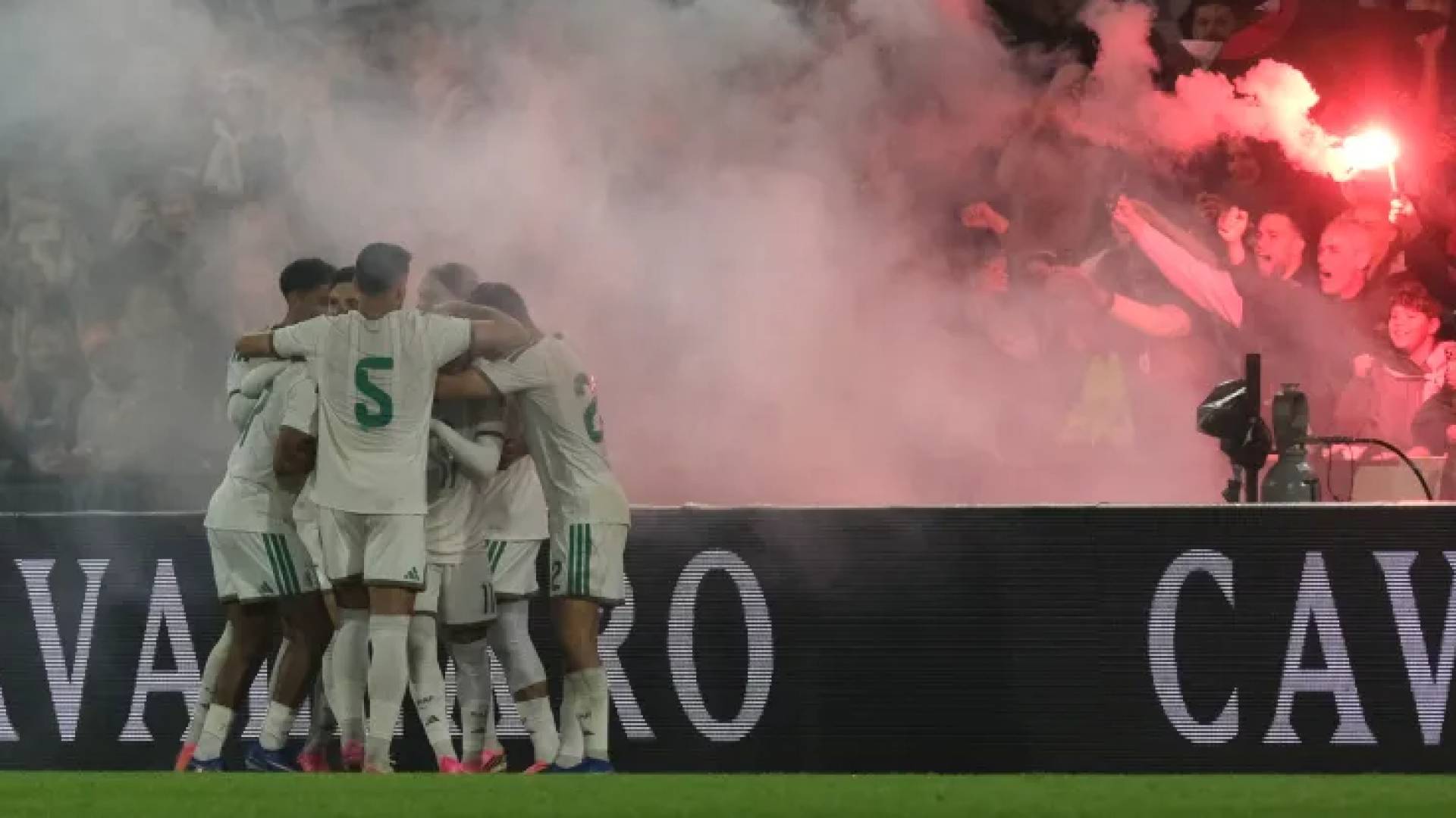 لاعبو منتخب الجزائر يحتفلون بهدف