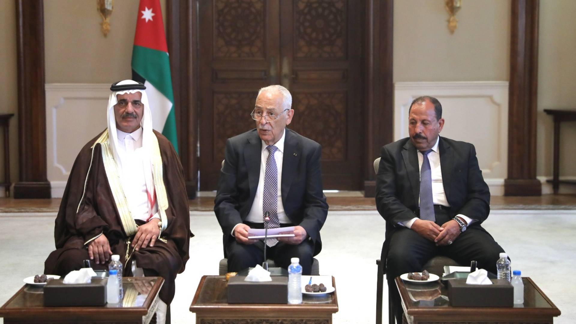 رئيس الديوان الملكي الهاشمي يوسف العيسوي أثناء لقائه بالوفود العشائرية