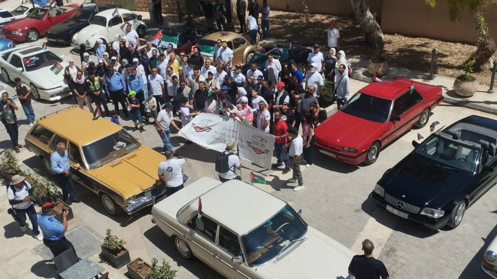 مسيرة للسيارات الكلاسيكية في مادبا احتفالا بالأعياد الوطنية