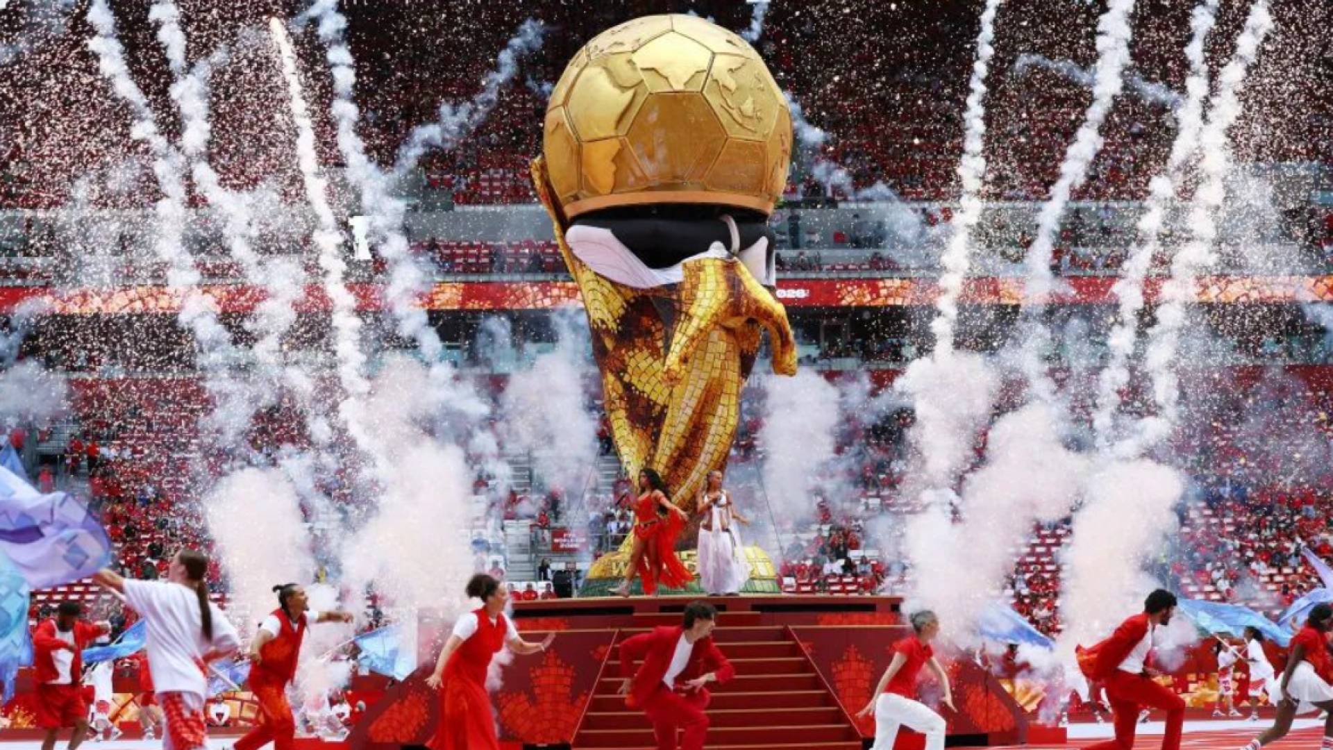 لحظة سقوط ملصق مجسم كأس العالم