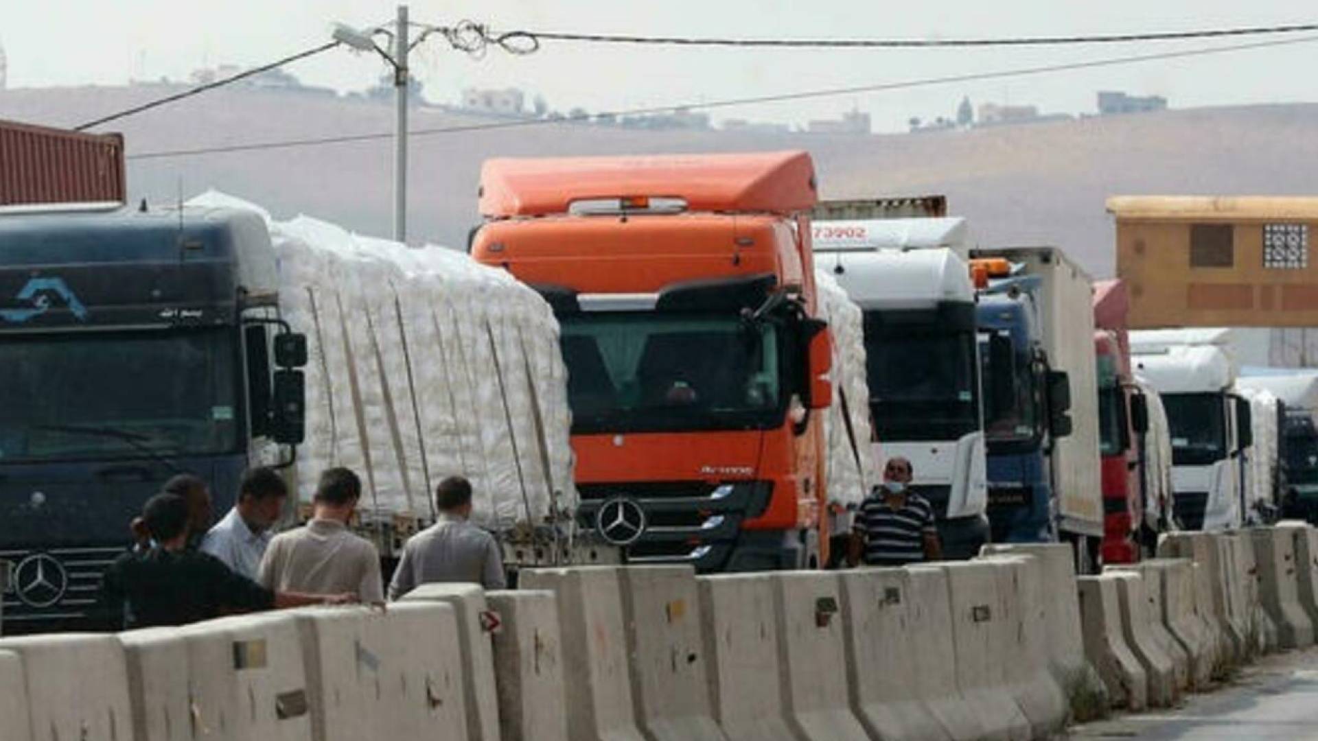شاحنات بمعبر جابر بين الأردن وسوريا