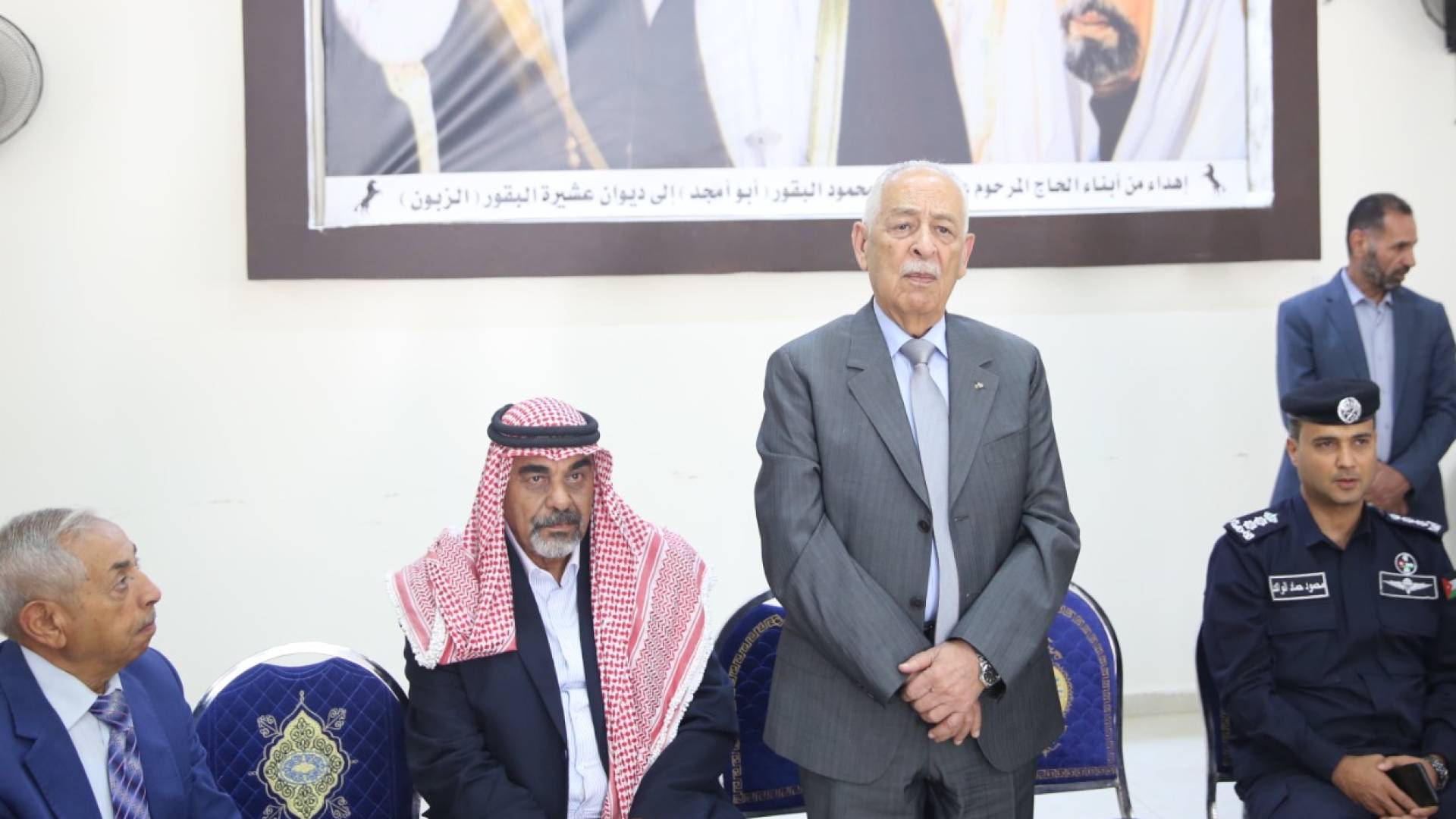 مندوبا عن الملك وولي العهد.. العيسوي يعزي عشيرة البقور