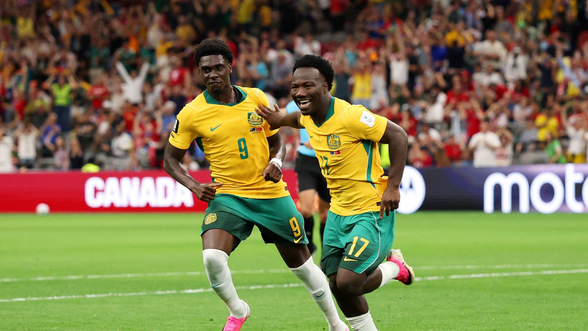 يحتفل نيستوري إيرانكوندا، لاعب المنتخب الأسترالي رقم ١٧، بتسجيله الهدف الأول لفريقه بين أستراليا وتركيا