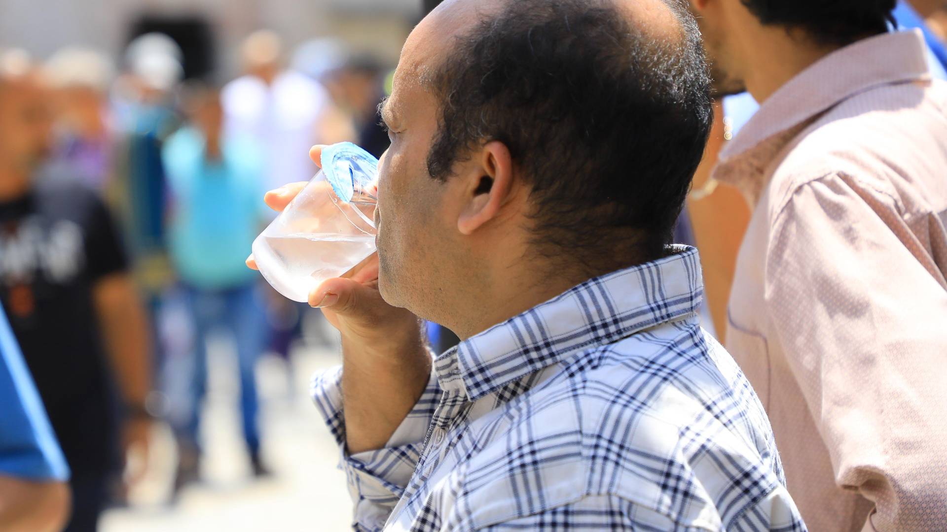 مواطن يشرب المياة في أجواء حارة