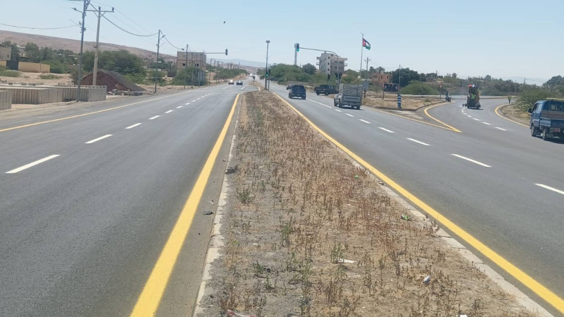 الأشغال تعلن إنهاء صيانة أجزاء متفرقة من طريق "السكنة - الكرامة" في الشونة الجنوبية