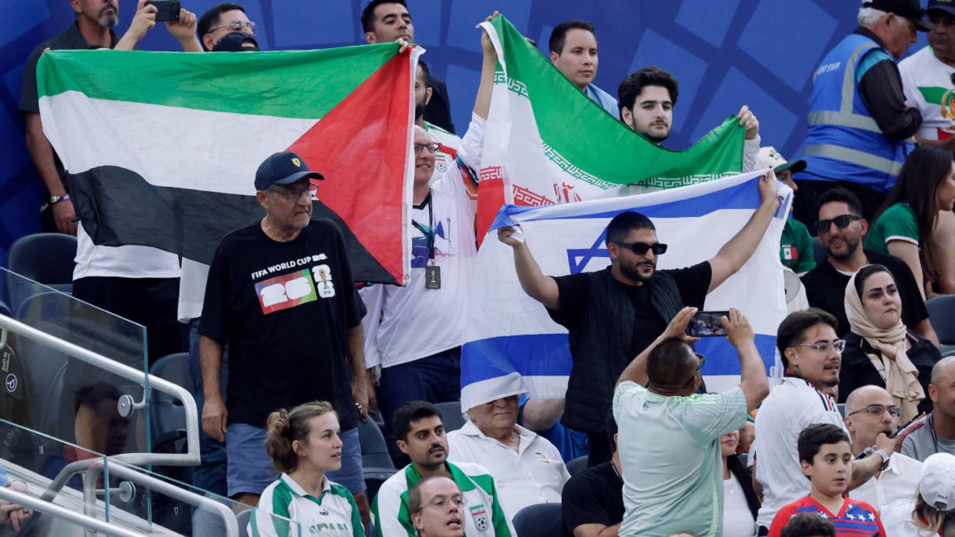 مشجع يحمل علم الاحتلال