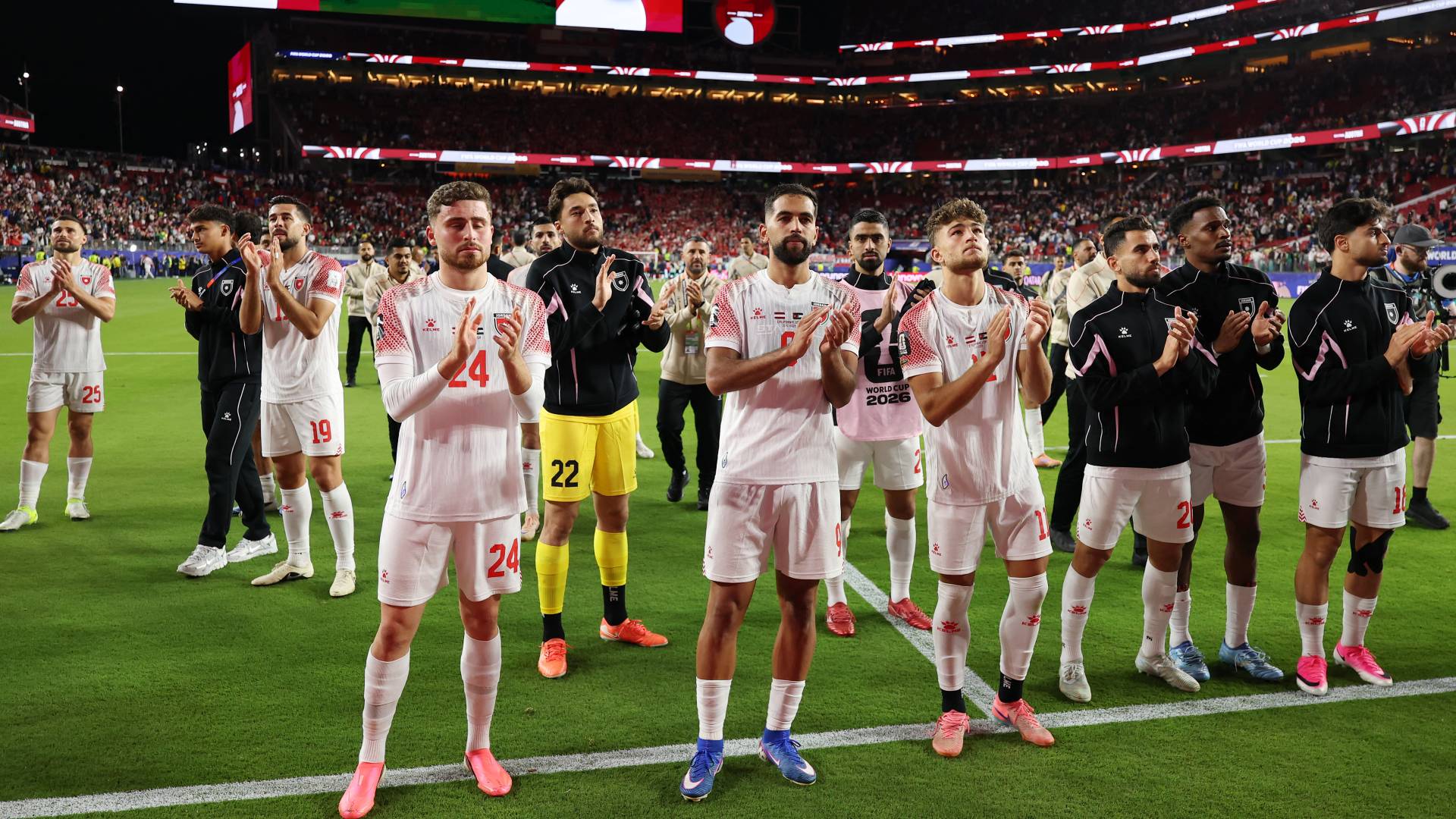 لاعبو المنتخب الوطني يحيون الجماهير بعد المباراة
