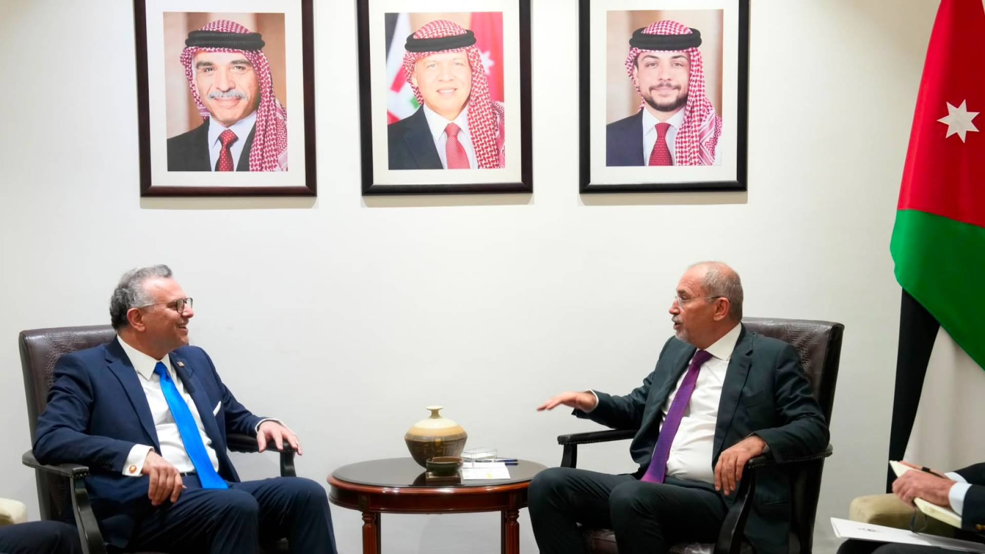 استقبل وزير الخارجية وشؤون المغتربين أيمن الصفدي كبير مستشاري الرئيس الأمريكي للشؤون العربية والشرق أوسطية مسعد بولص.