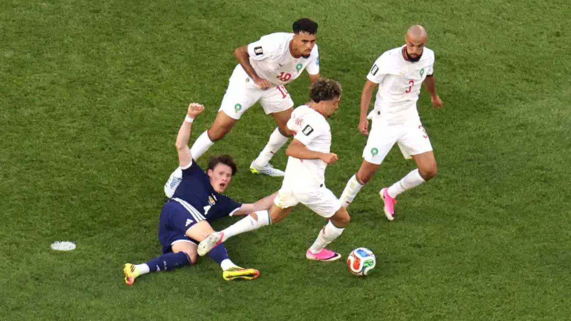 من مباراة منتخب المغرب ونظيره الاسكتلندي