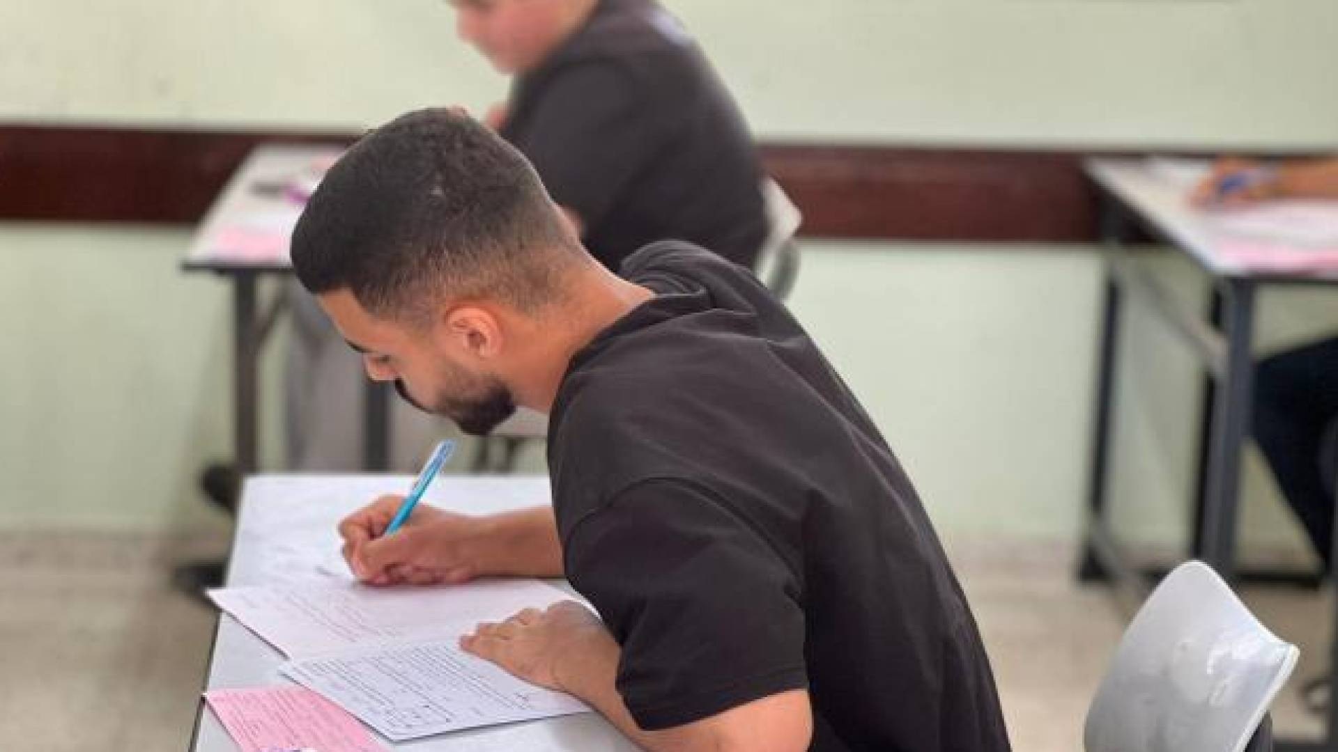 طلاب يقدمون امتحانات