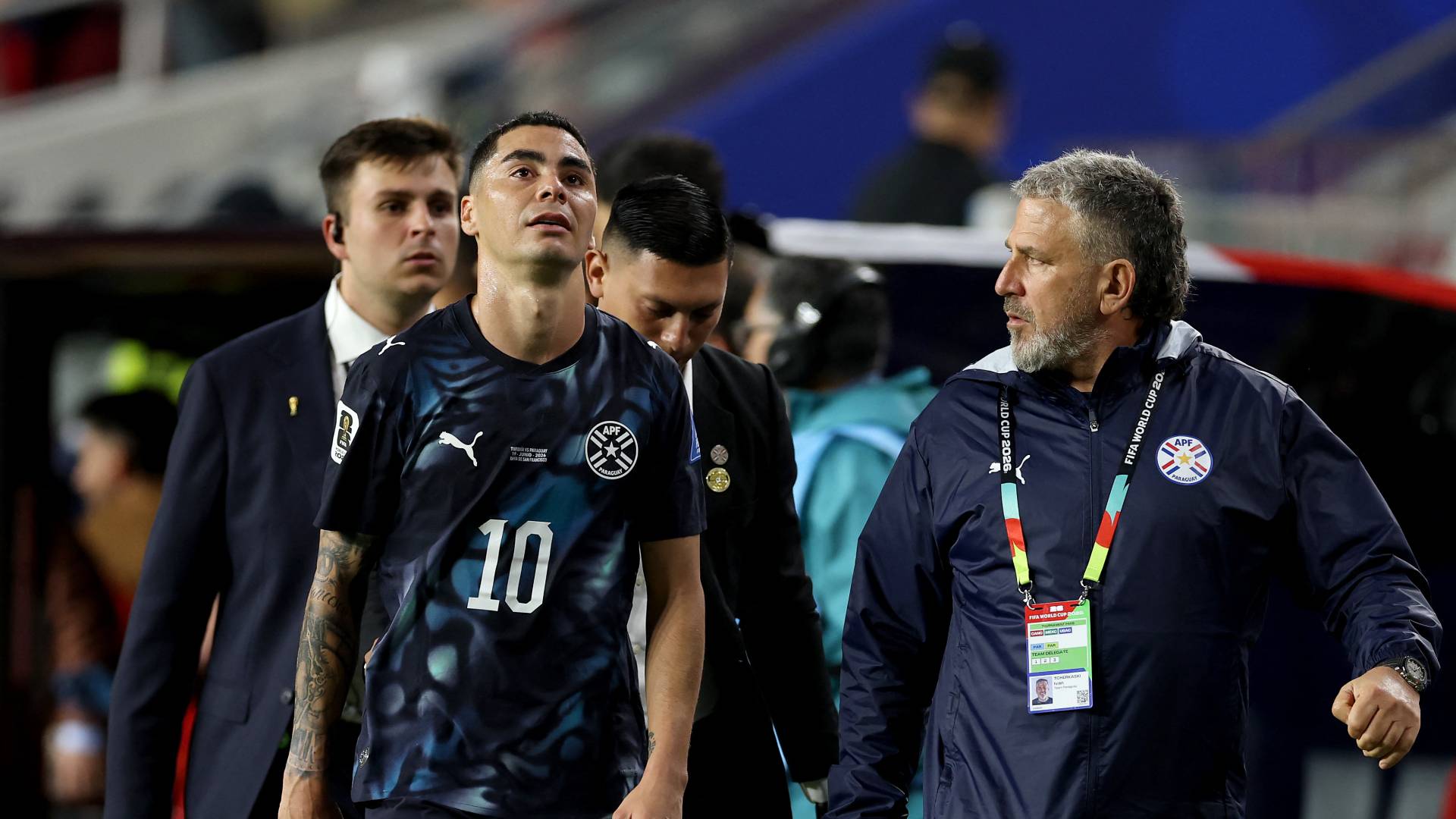 ميغيل ألميرون لاعب منتخب باراغواي بعد حصوله على بطاقة حمراء في مونديال 2026