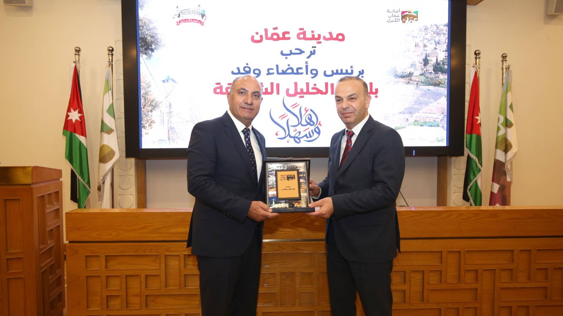 الشواربة ورئيس بلدية الخليل