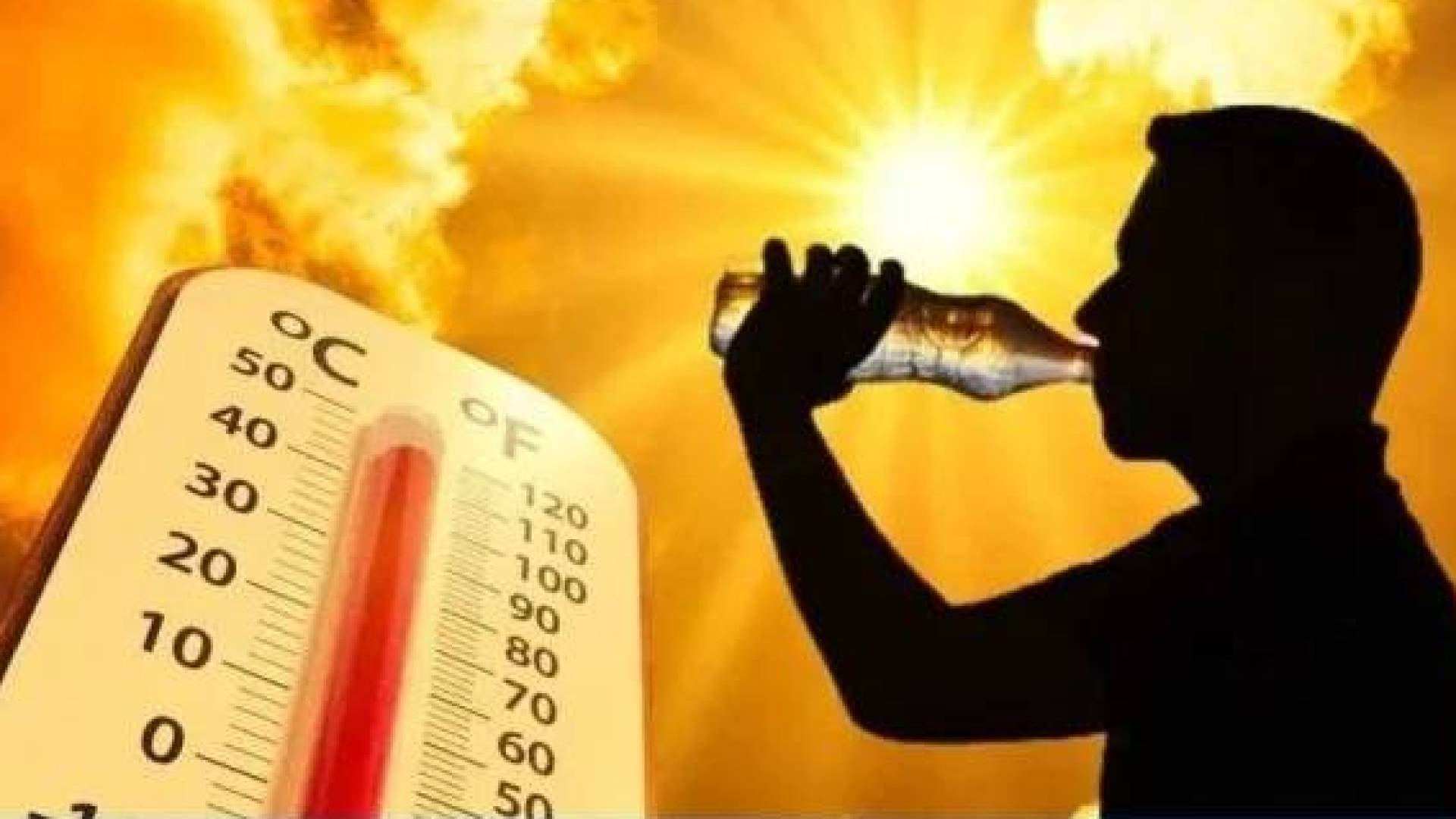شخص يشرب الماء