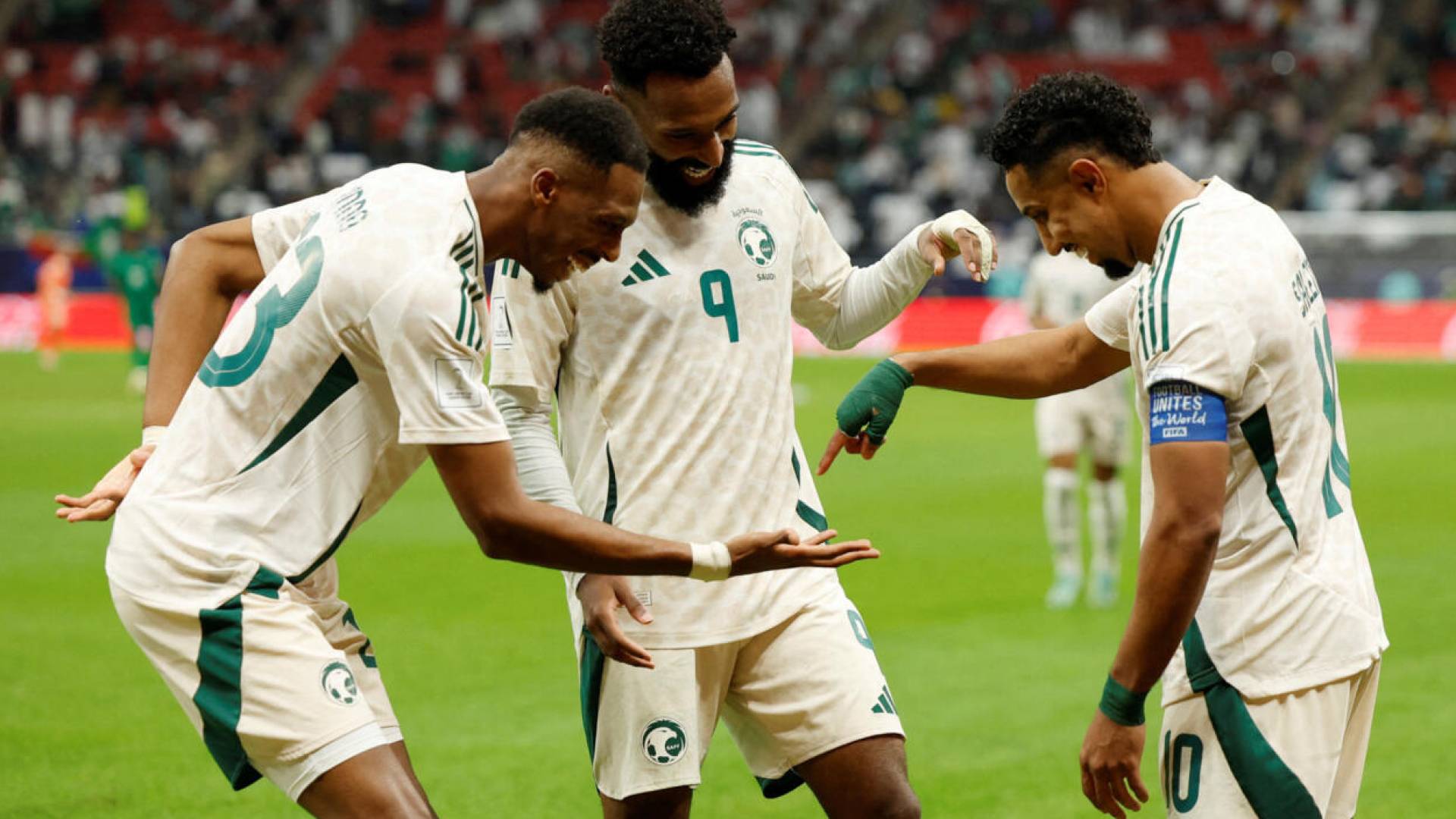 لاعبو المنتخب السعودي يحتفلون بهدف سابق