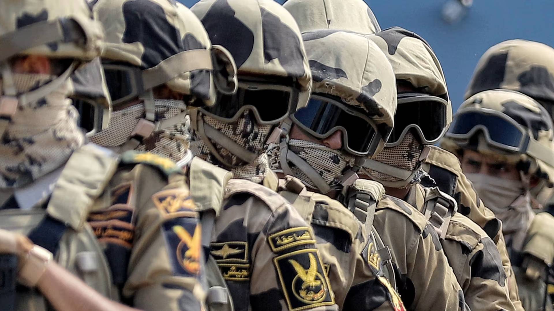 الجيش المصري يعلن تفكيك شبكات جريمة منظمة عابرة للحدود في الجنوب وضبط 223 متهما