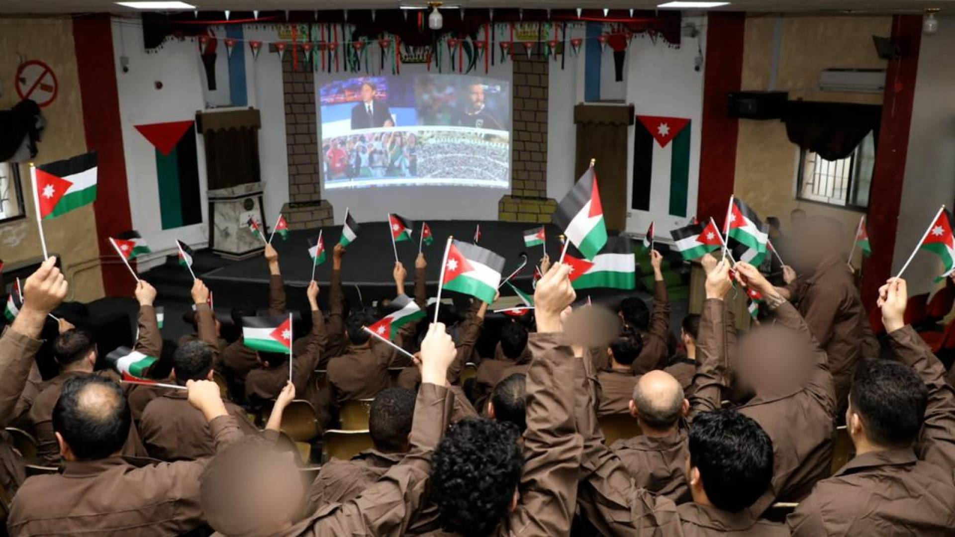 نزلاء مراكز الإصلاح والتأهيل يتابعون مواجهة النشامى أمام الجزائر