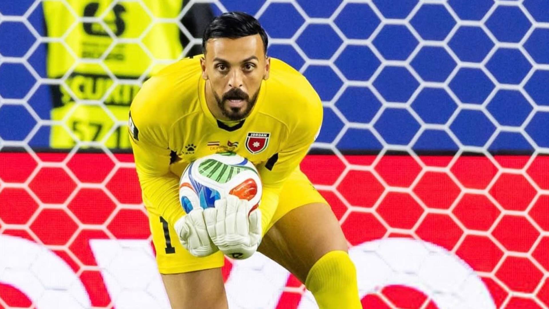 حارس المنتخب الأردني يزيد أبو ليلى