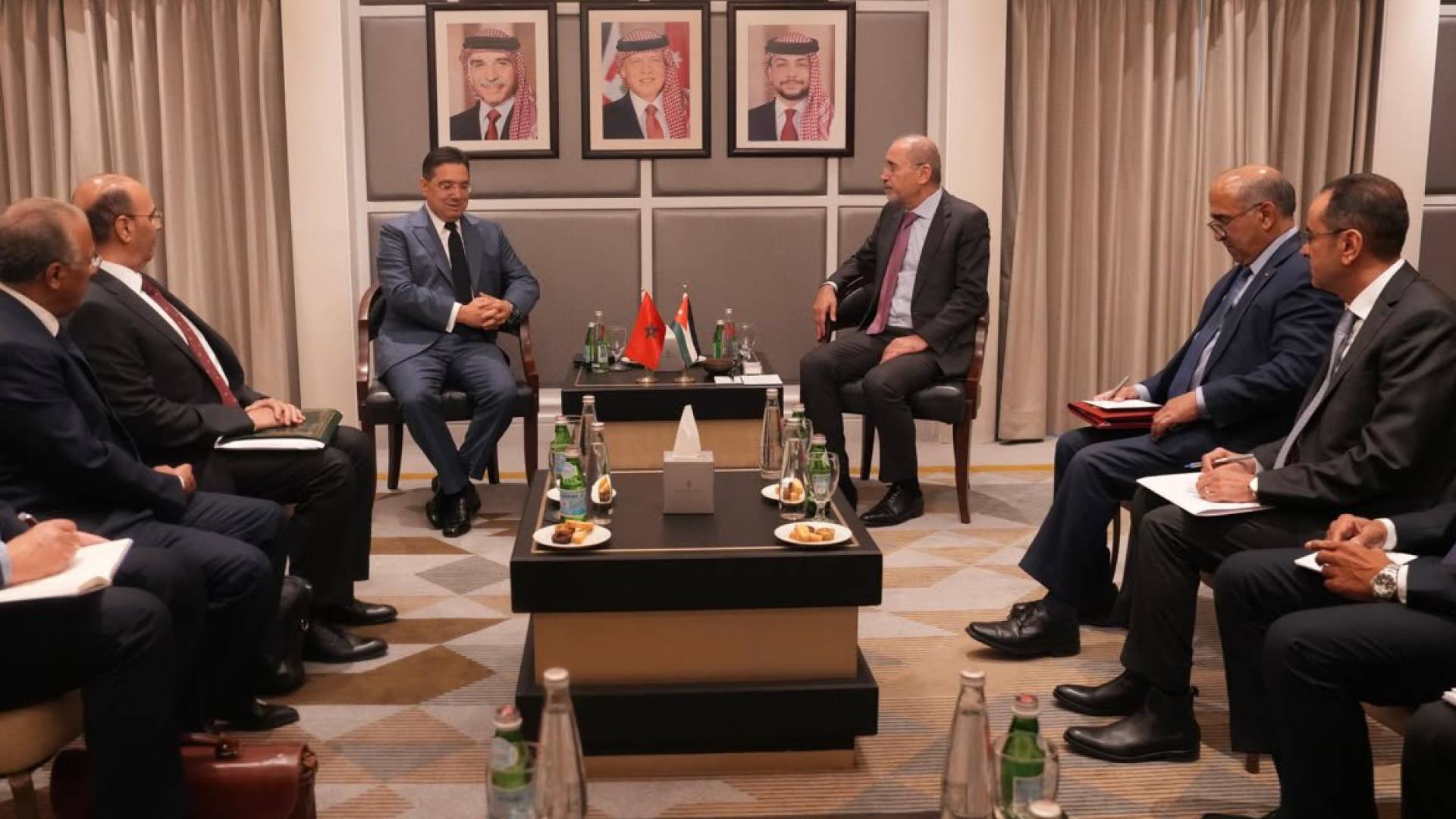 نائب رئيس الوزراء وزير الخارجية وشؤون المغتربين أيمن الصفدي ووزير الشؤون الخارجية والتعاون الإفريقي والمغاربة المقيمين بالخارج في المملكة المغربية ناصر بوريطة