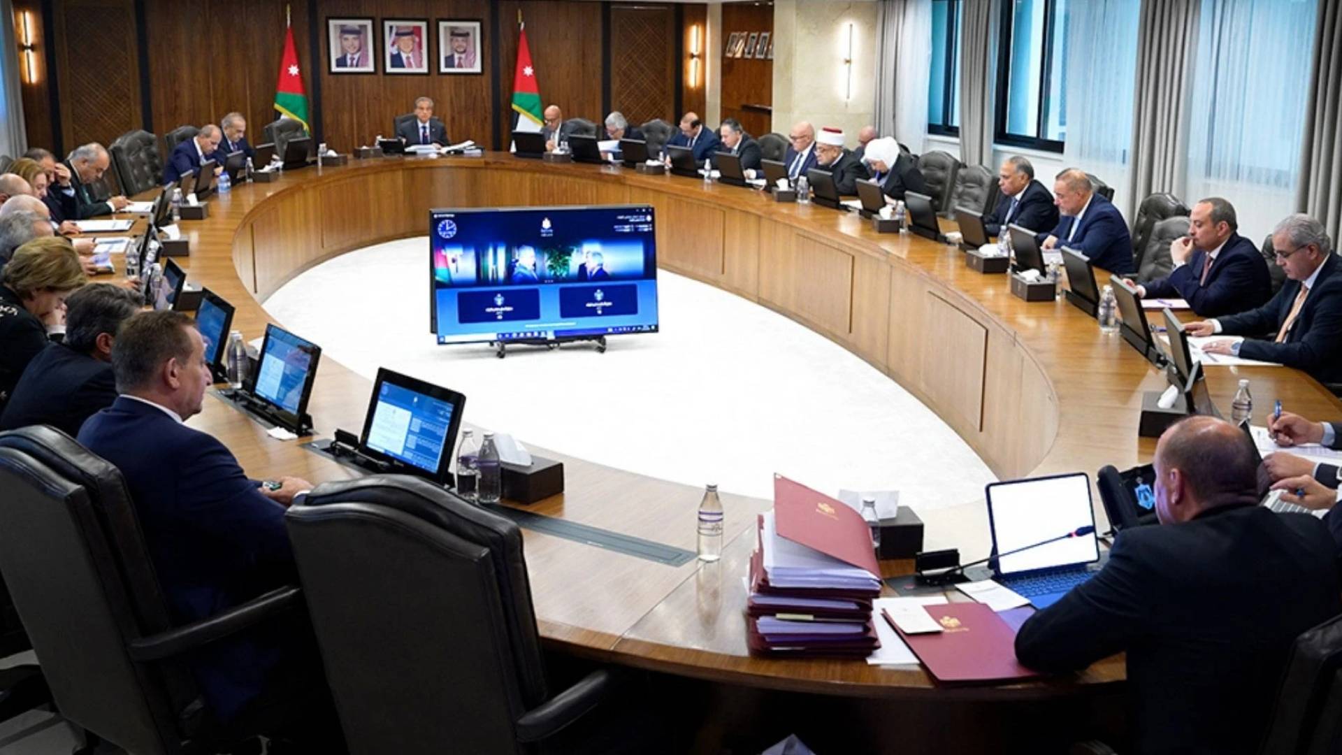 مجلس الوزراء يقر إضافة 30 حافلة لخطوط الكرك ضمن دعم النقل بين المحافظات