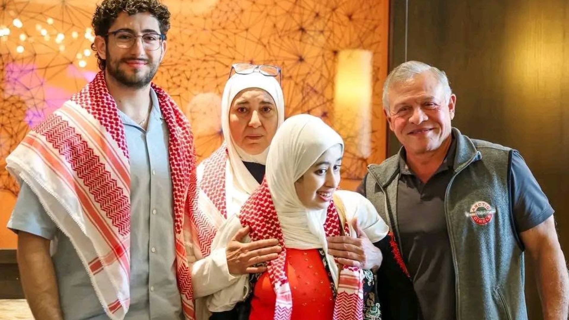 جلالة الملك يلتقي بالسيدة منال الظاهر وأبنائها