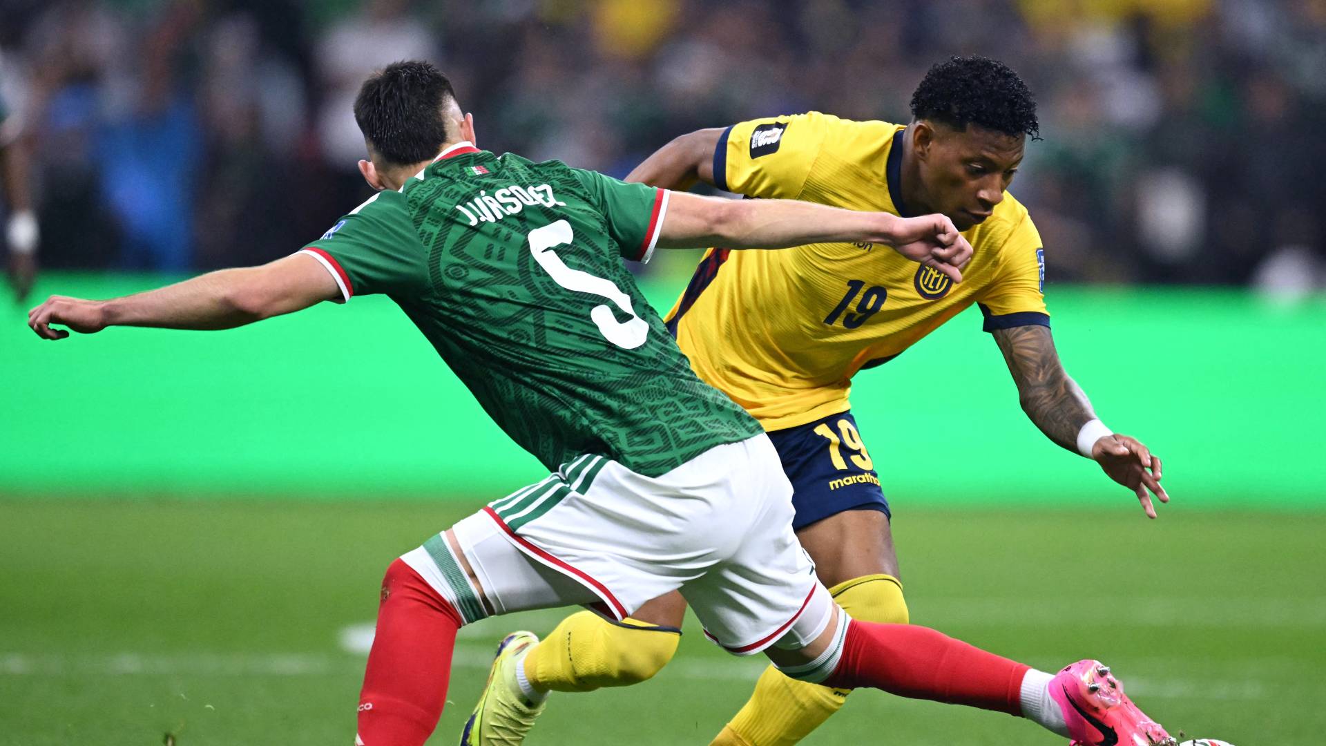 مدافع المكسيك يوهان فاسكيز ولاعب وسط الإكوادور غونزالو بلاتا خلال مباراة دور الـ32 من كأس العالم 2026