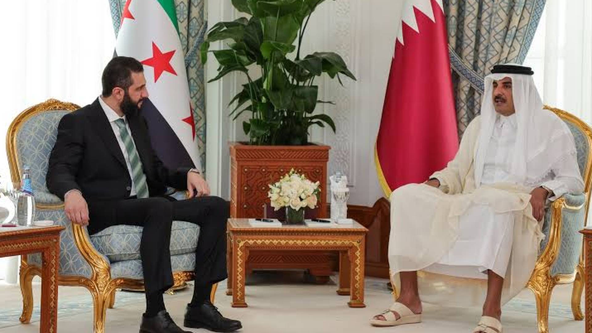 الرئيس السوري أحمد الشرع و أمير دولة قطر الشيخ تميم بن حمد آل ثاني