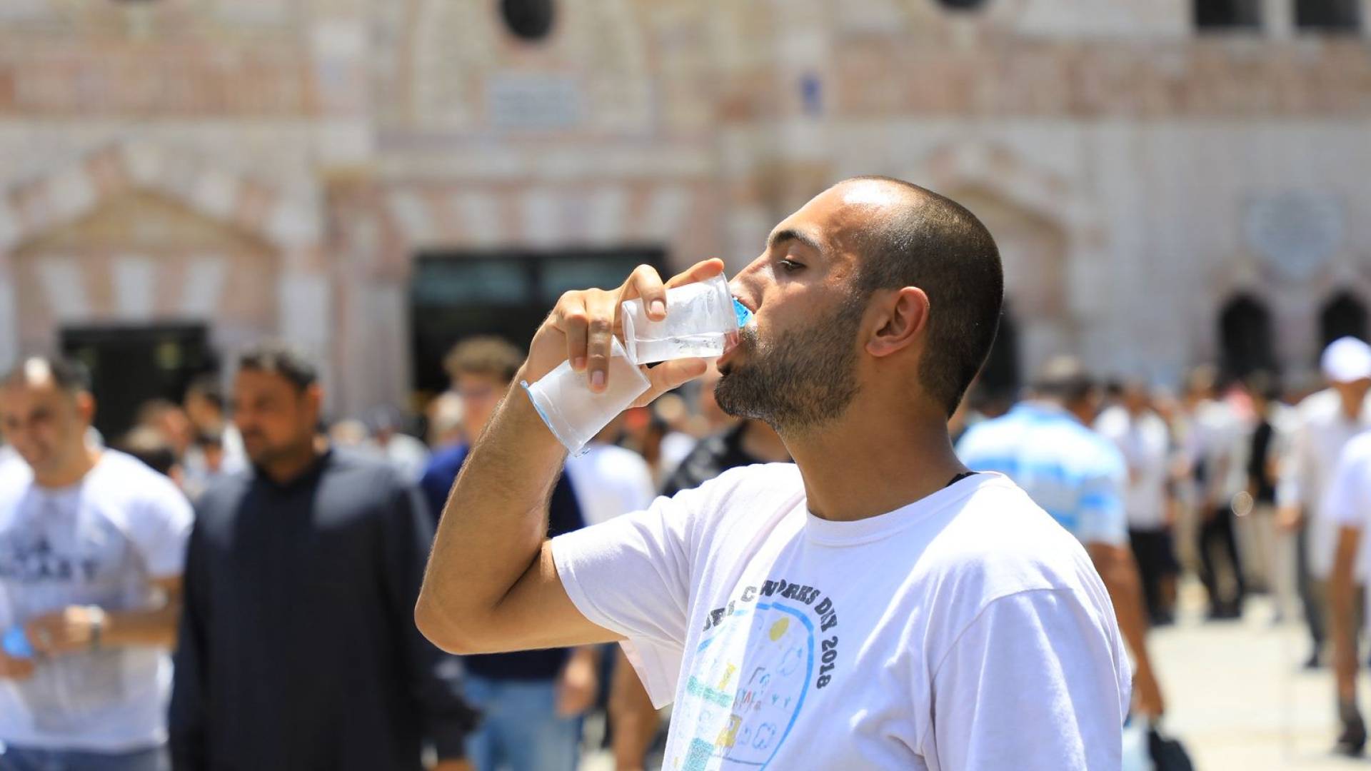 مواطن يشرب المياة في أجواء حارة