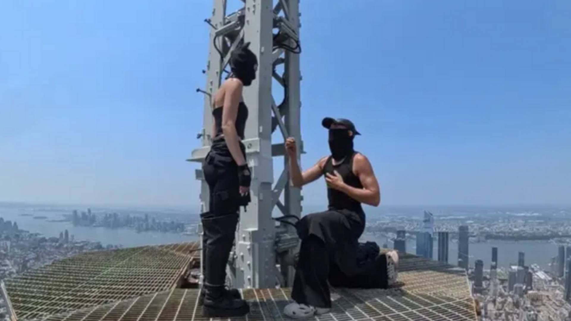 رجل يجلس على إحدى ركبتيه يطلب يد المرأة للزواج
